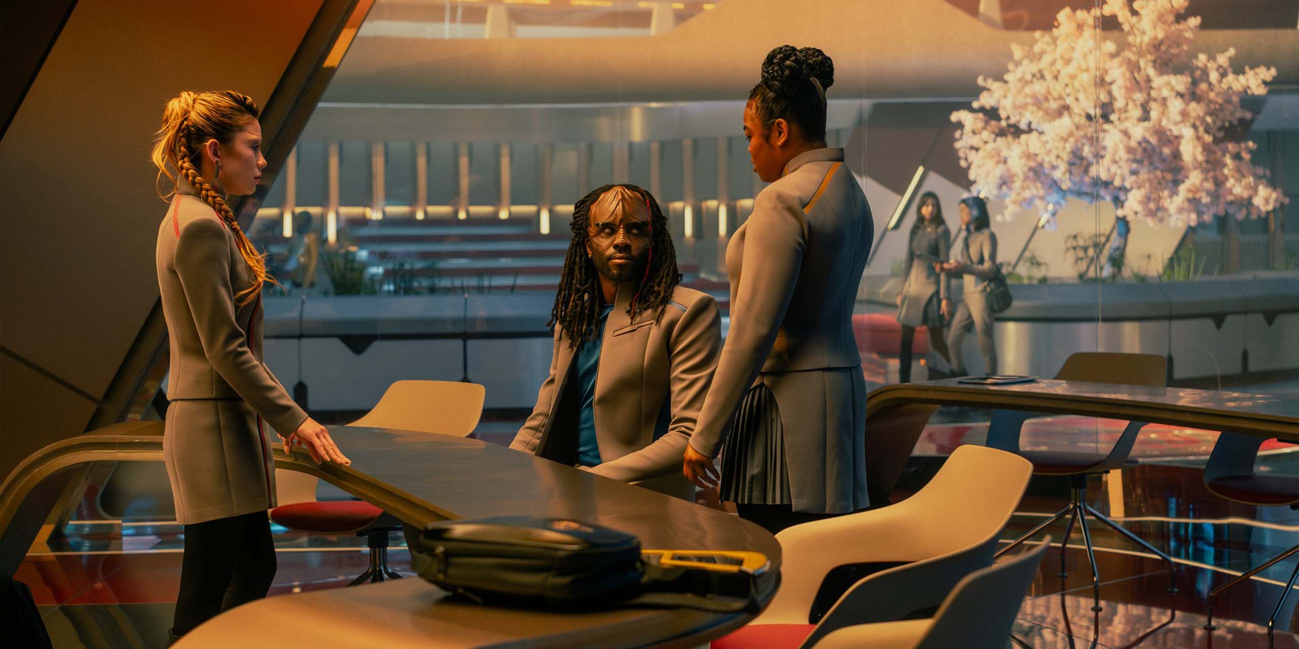 Ella Shepard dans le rôle de Genesis, Karim Diané dans celui de Jay-Den et Kerrice Brooks dans celui de Sam dans Star Trek : Starfleet Academy, épisode 4, saison 1.