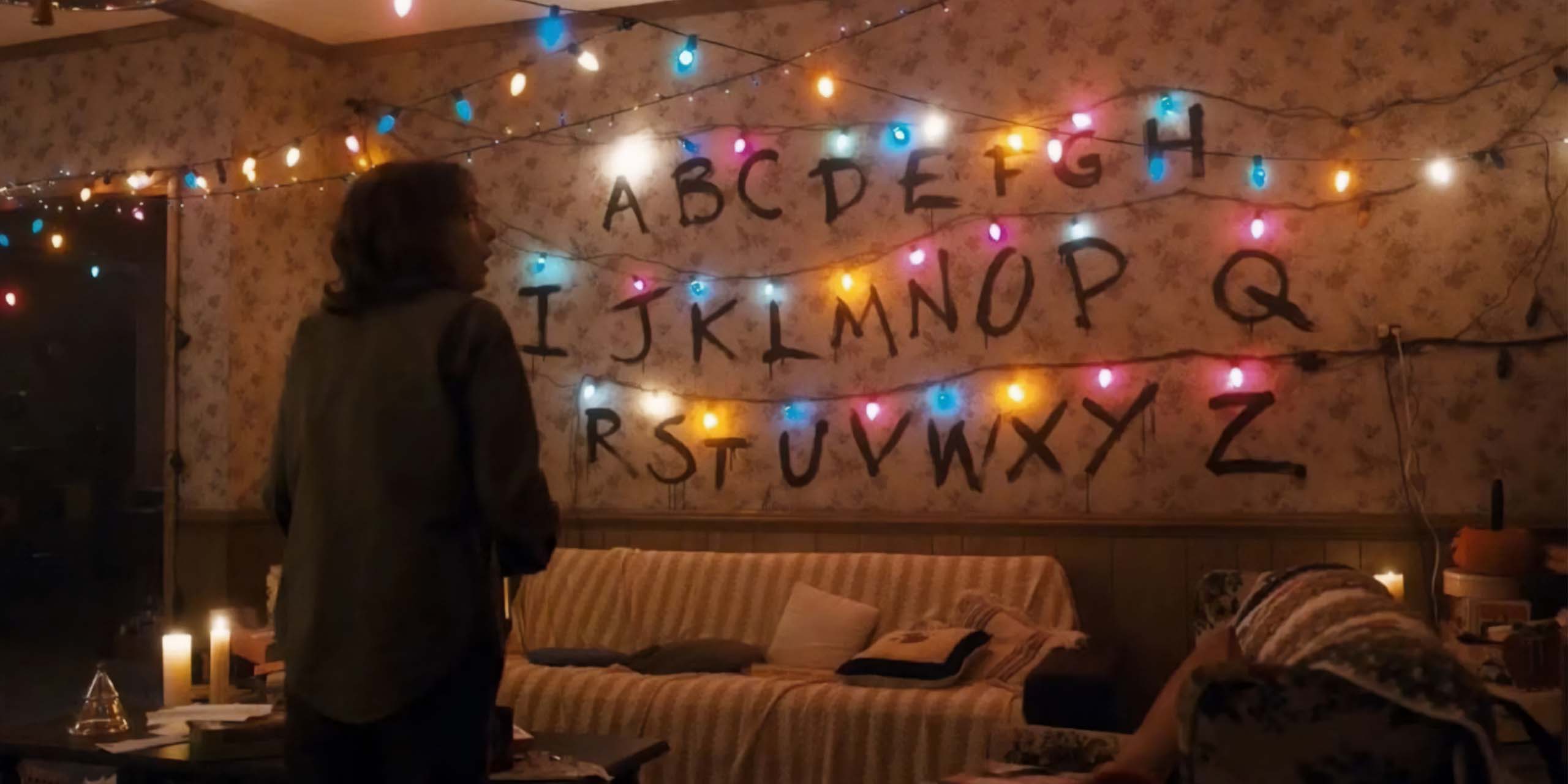 Will communique avec Joyce via les lumières de Noël dans Stranger Things.