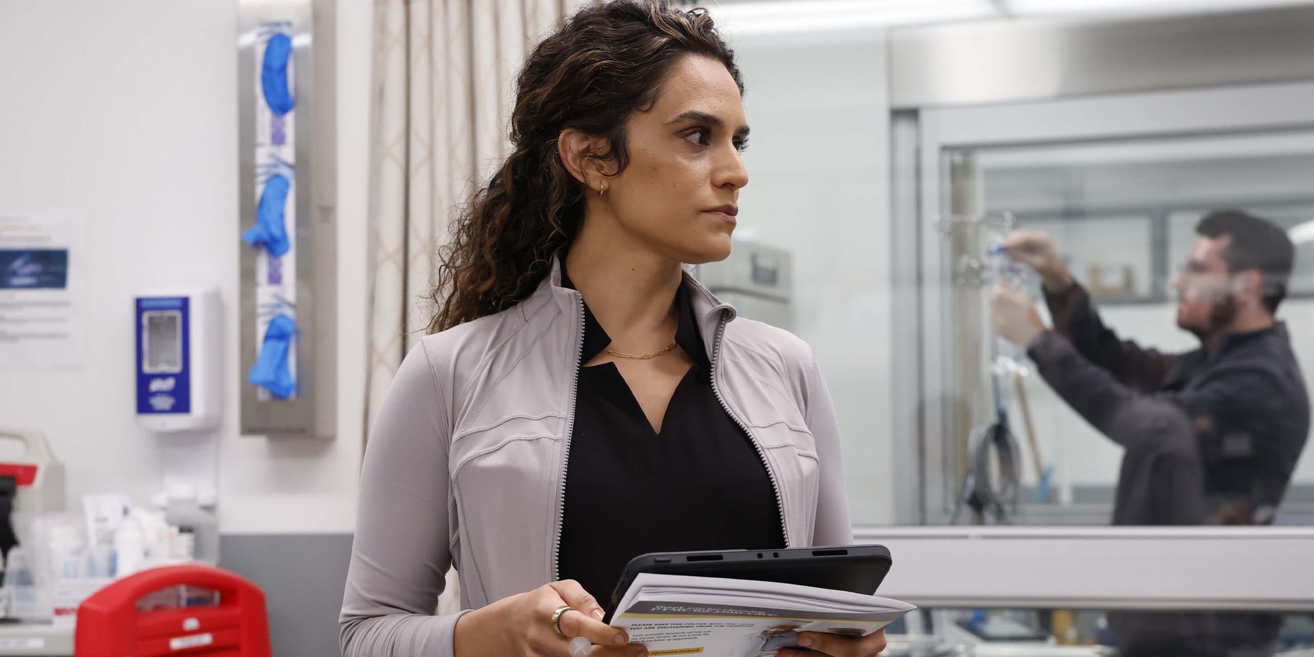 Sepideh Maofi dans le rôle du Dr Bashan Al-Hashimi dans The Pitt Season