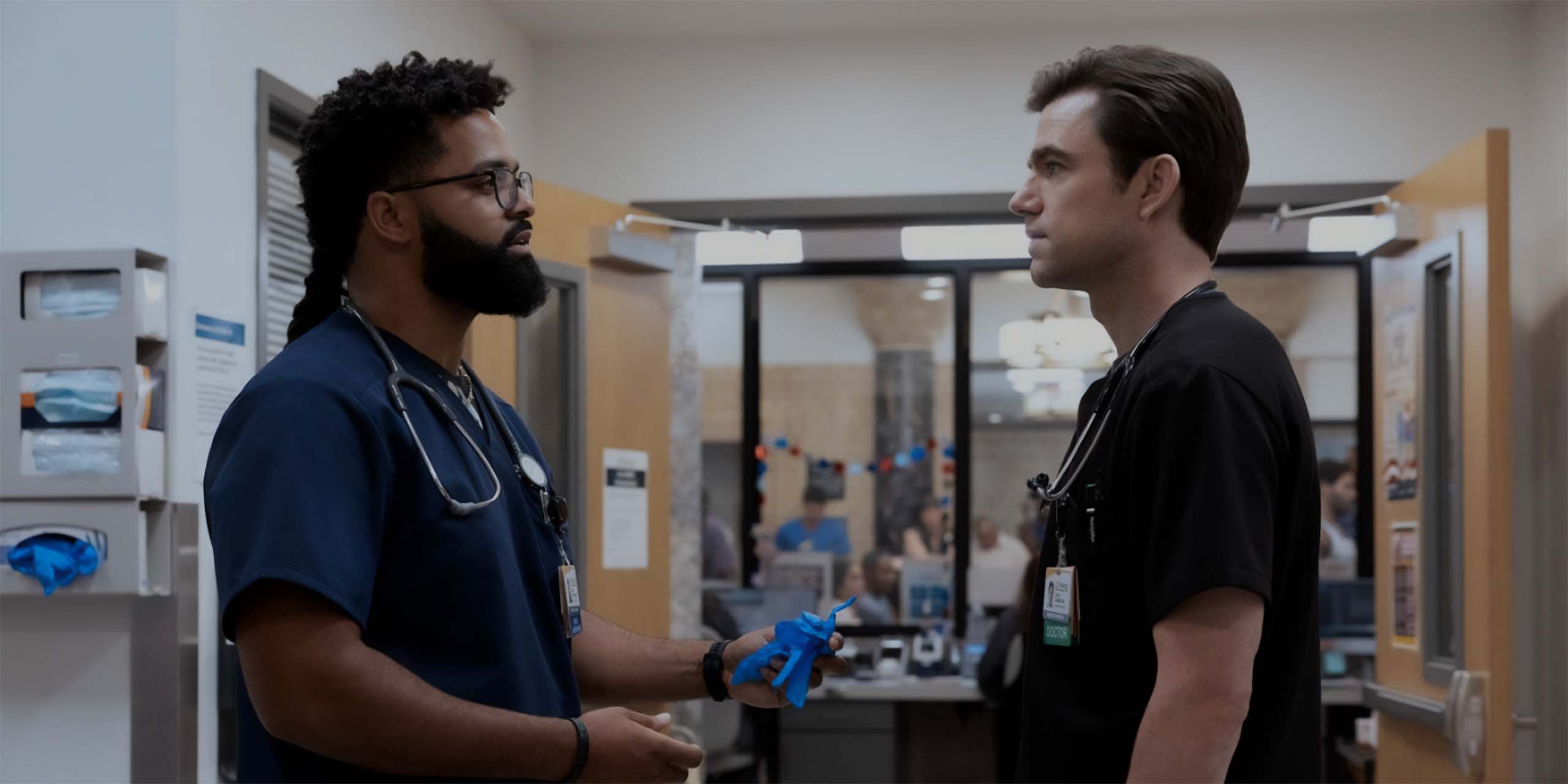 Donnie Donahue (Brandon Mendez Homer) et le Dr Frank Langdon (Patrick Ball) dans The Pitt.