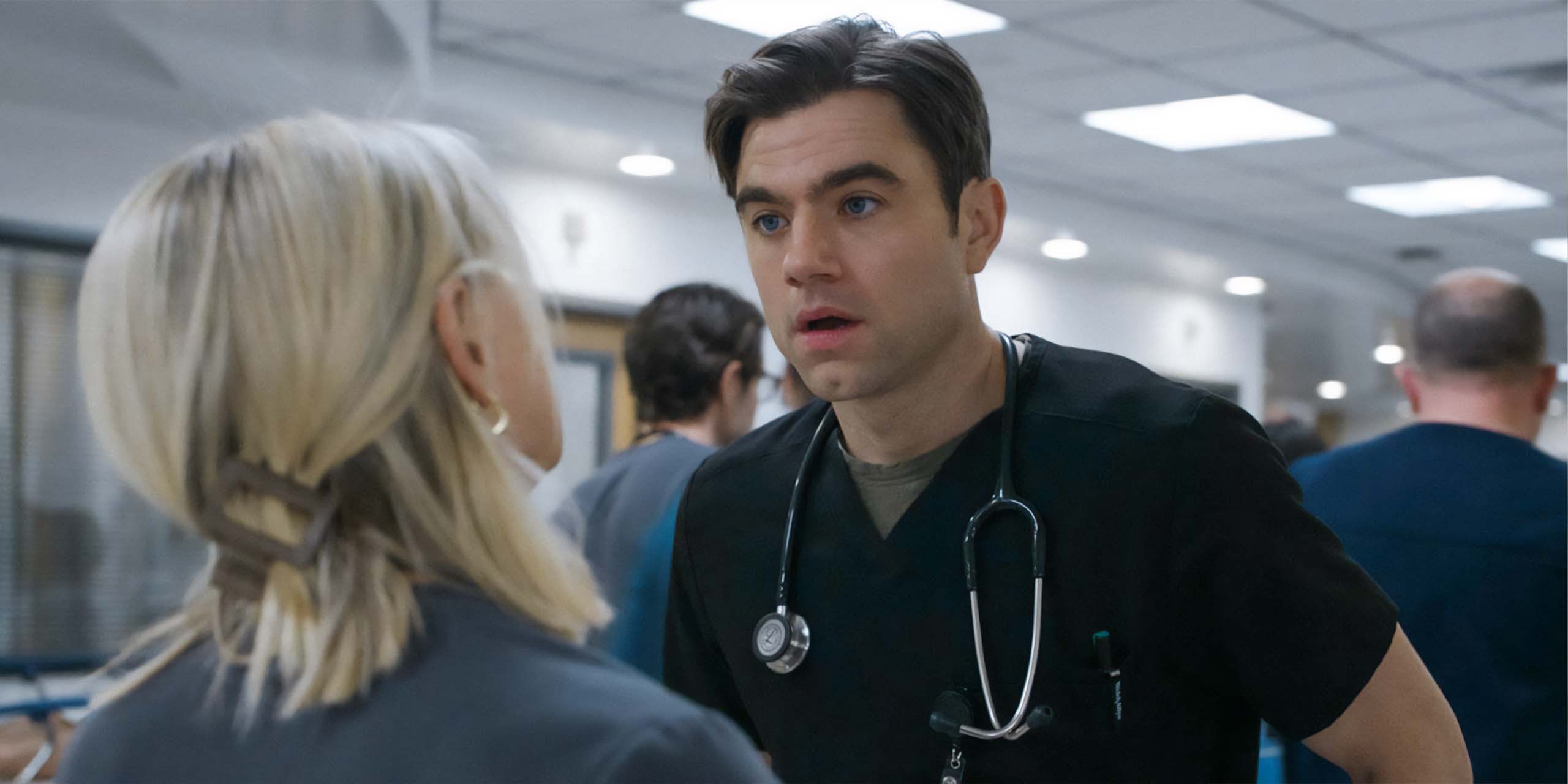 Le Dr Frank Langdon (Patrick Ball) regarde Dana avec surprise et inquiétude dans l'épisode 15 de la saison 1 de The Pitt