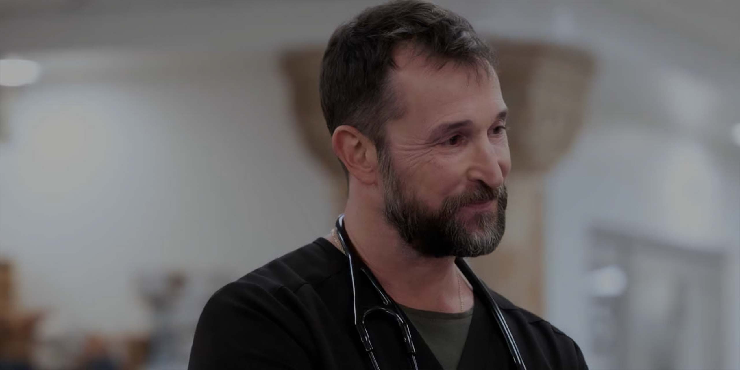 Noah Wyle dans le rôle du Dr Michael « Robby » Robinavitch dans The Pitt.