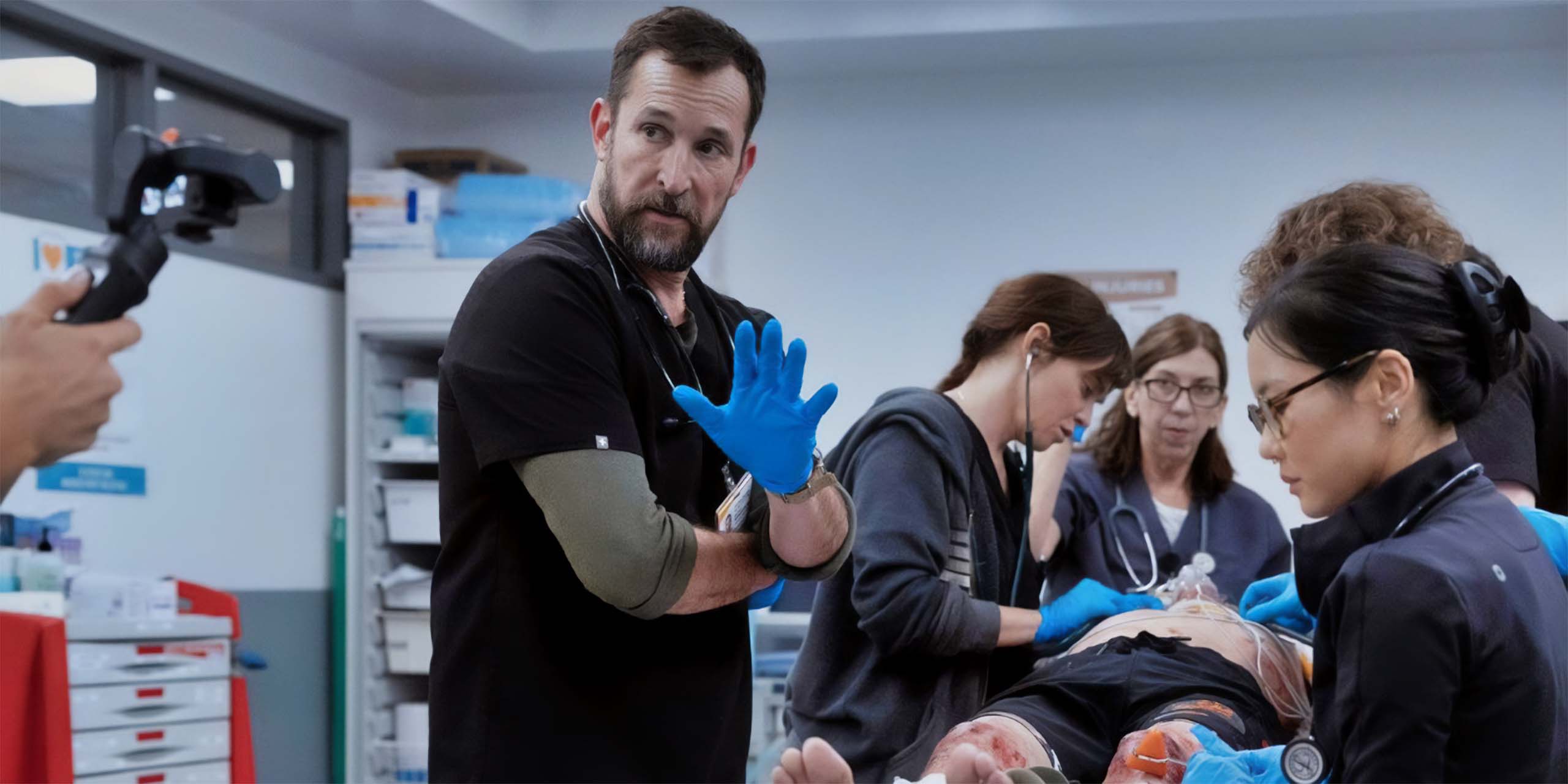 Noah Wyle, Fiona Dourif et Irene Choi dans l'épisode 4 de la saison 2 de The Pitt.