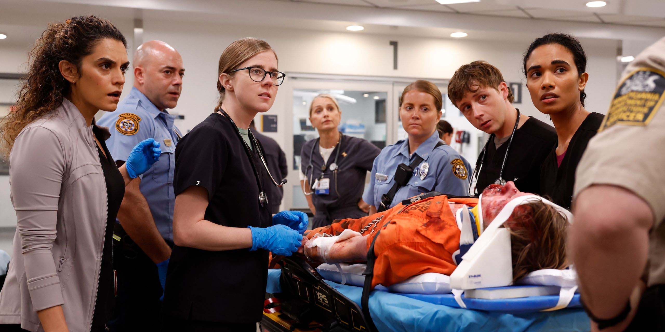 Plusieurs médecins se tiennent autour d'un patient dans la saison 2 de The Pitt
