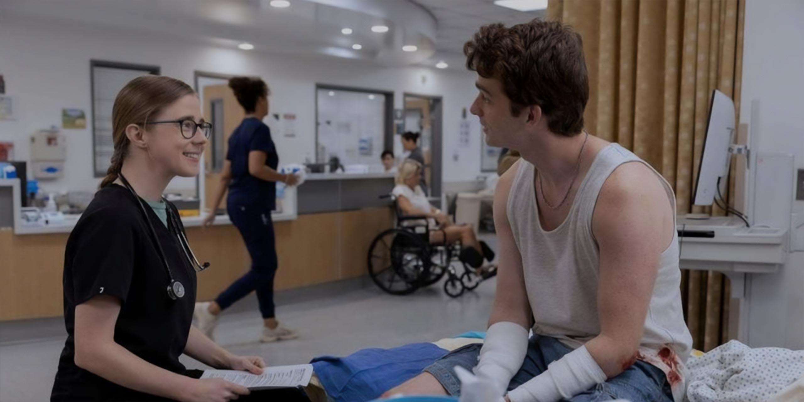 Taylor Dearden et Jesse Lambright dans The Pitt