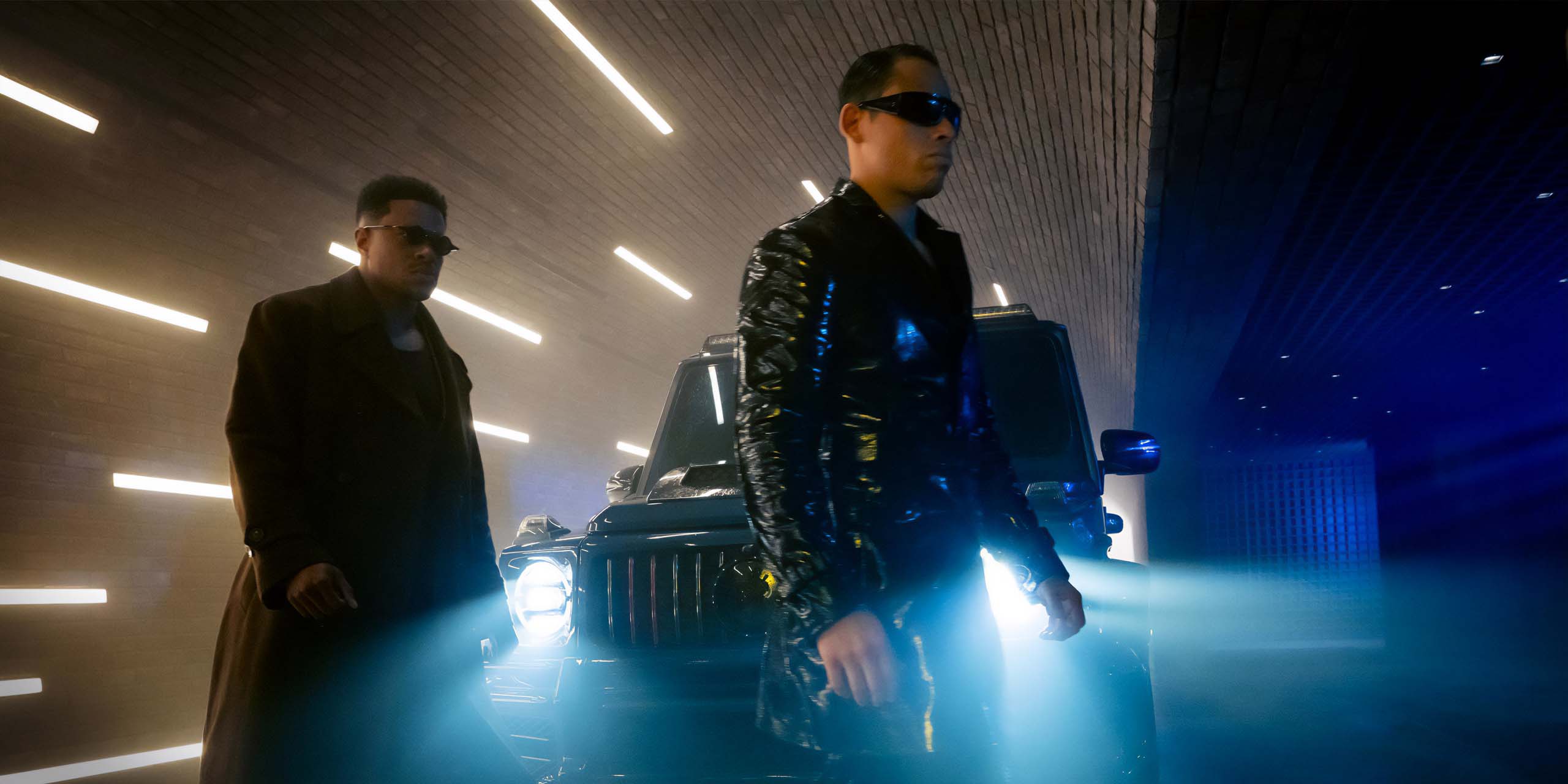Jeremy (Jeremy Pope) et l'assassin (Anthony Ramos) dans The Beauty.