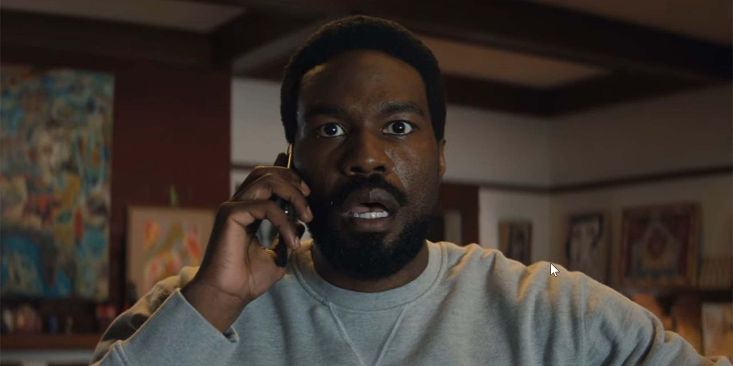 Simon Williams (Yahya Abdul-Mateen II) au téléphone dans la série Wonder Man.