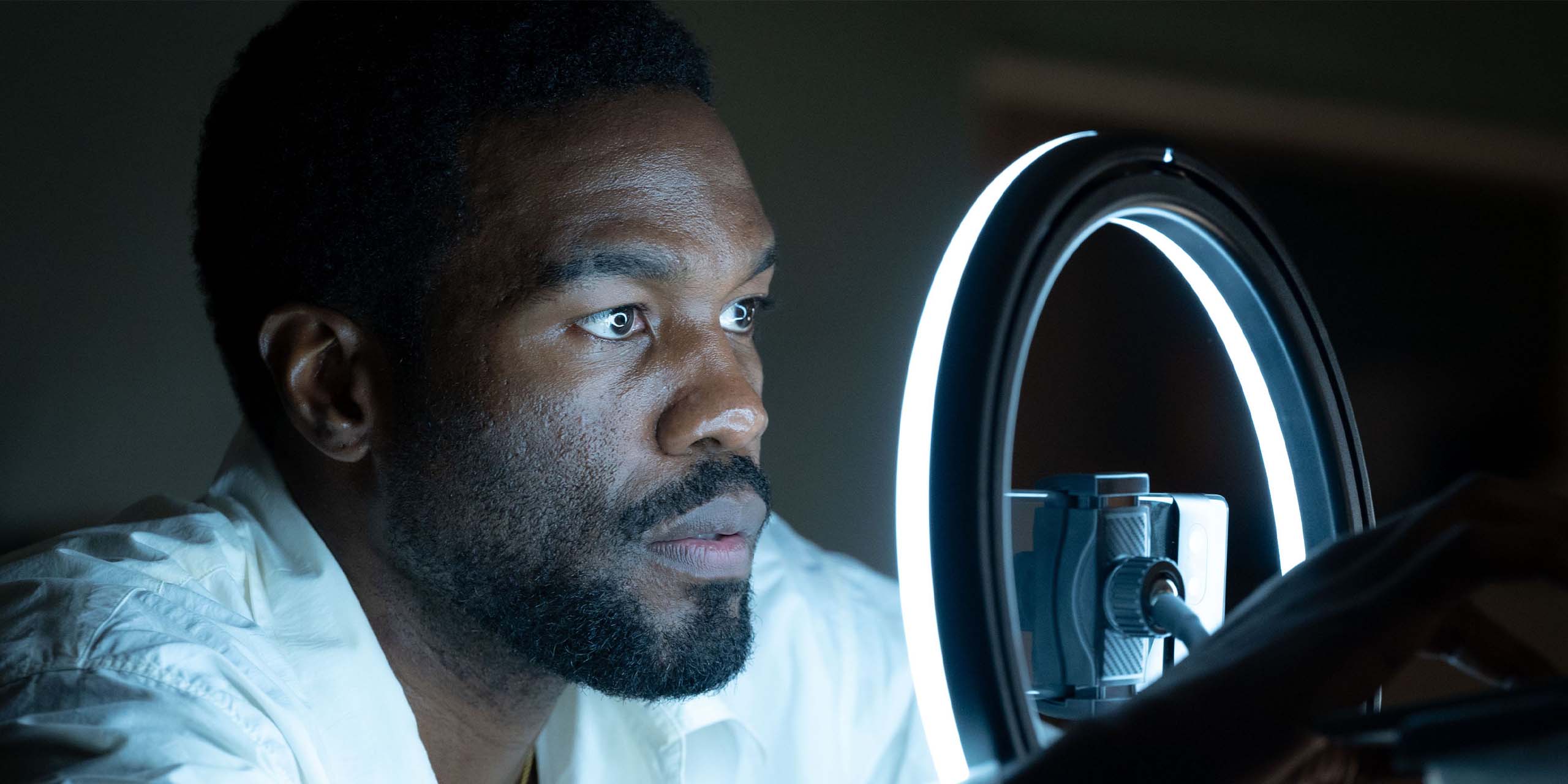 Yahya Abdul-Mateen dans le rôle de Simon Williams dans Wonder Man