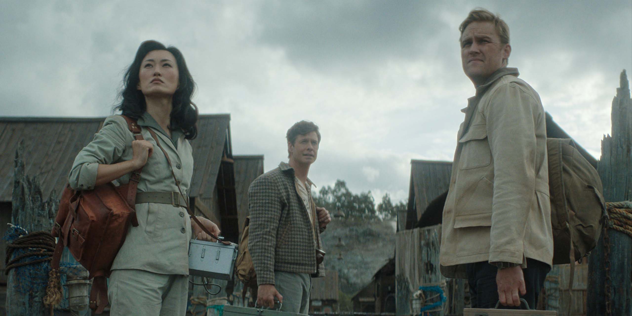 Mari Yamamoto, Anders Holm et Wyatt Russell dans Monarch: Legacy of Monsters.