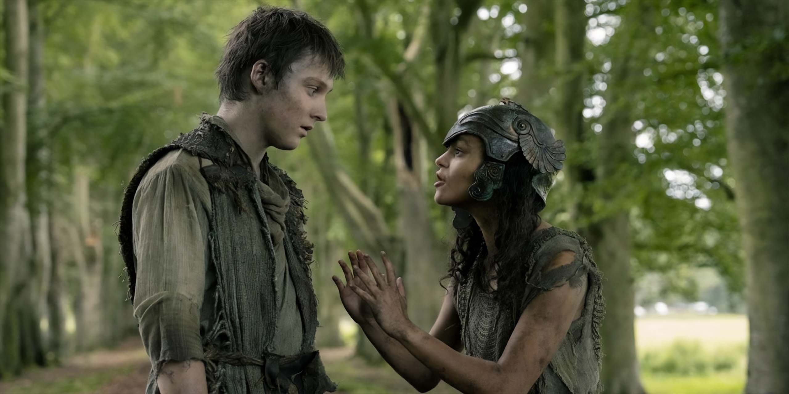 Le jeune Dunk (Bamber Todd) et Rafe (Chloe Lea) discutent dans la forêt dans l'épisode 5 de A Knight of the Seven Kingdoms.