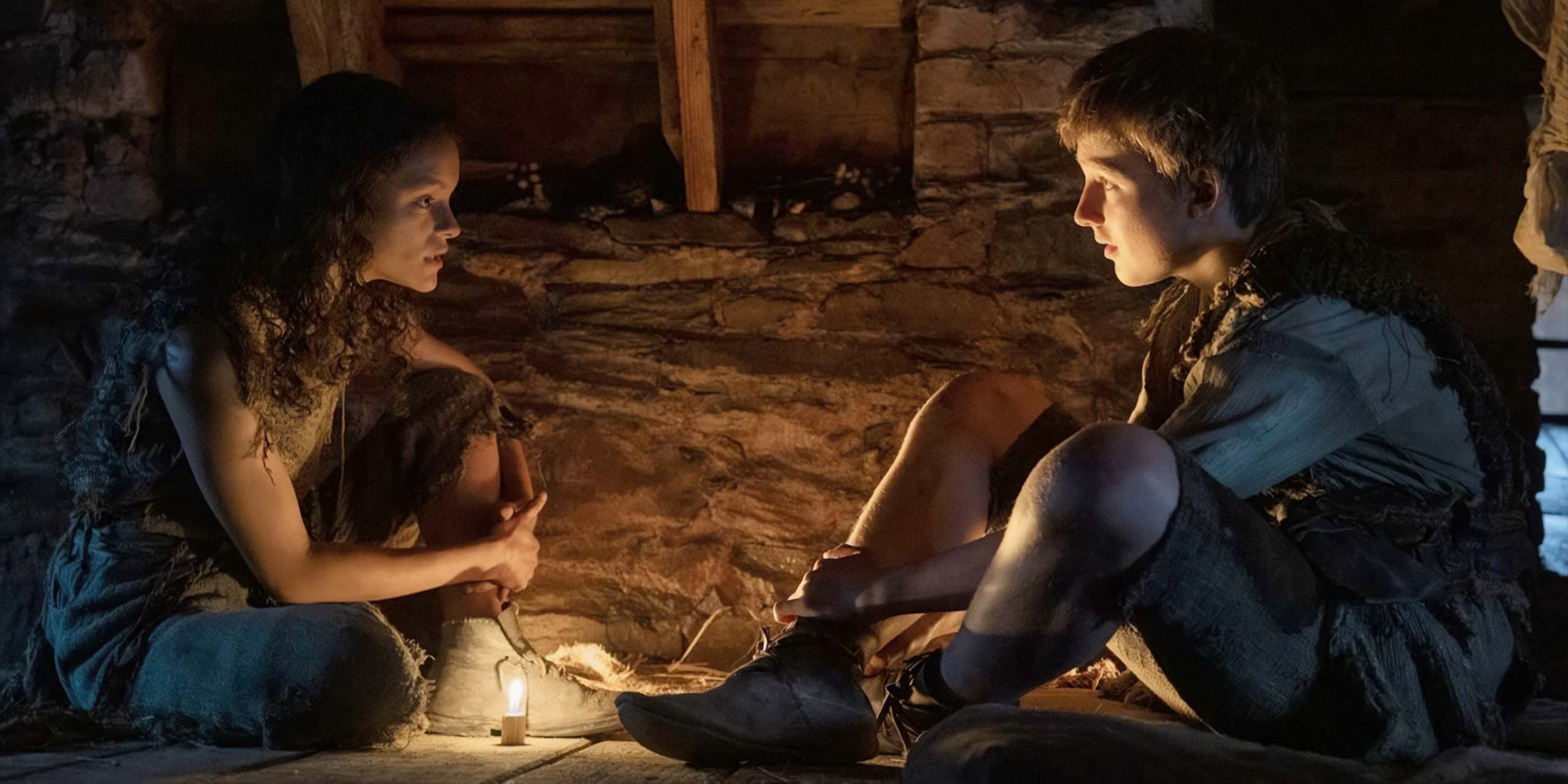 Le jeune Dunk (Bamber Todd) et Rafe (Chloe Lea) prêts du feu dans l'épisode 5 de A Knight of the Seven Kingdoms.