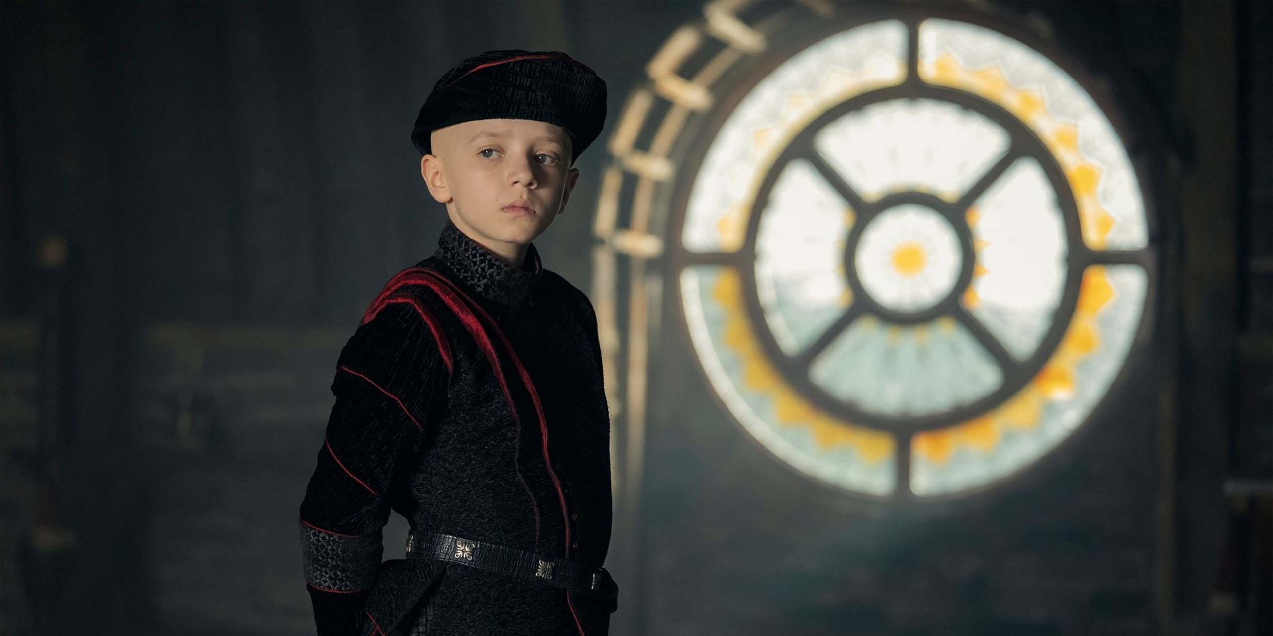 Œuf, debout, les mains derrière le dos, dans A Knight of the Seven Kingdoms.