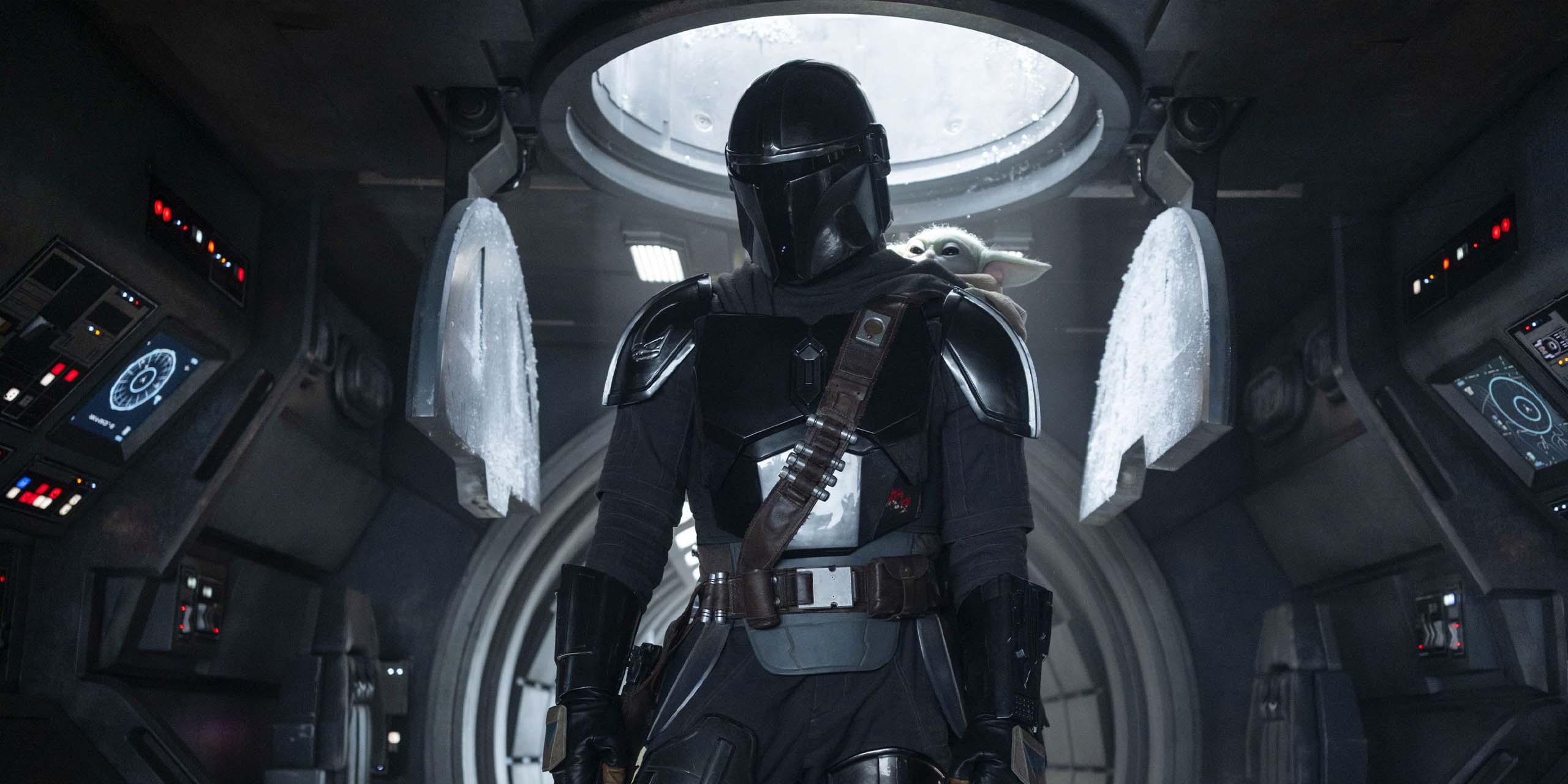 Din Djarin et Grogu se tiennent dans le nouveau Razor Crest dans The Mandalorian and Grogu