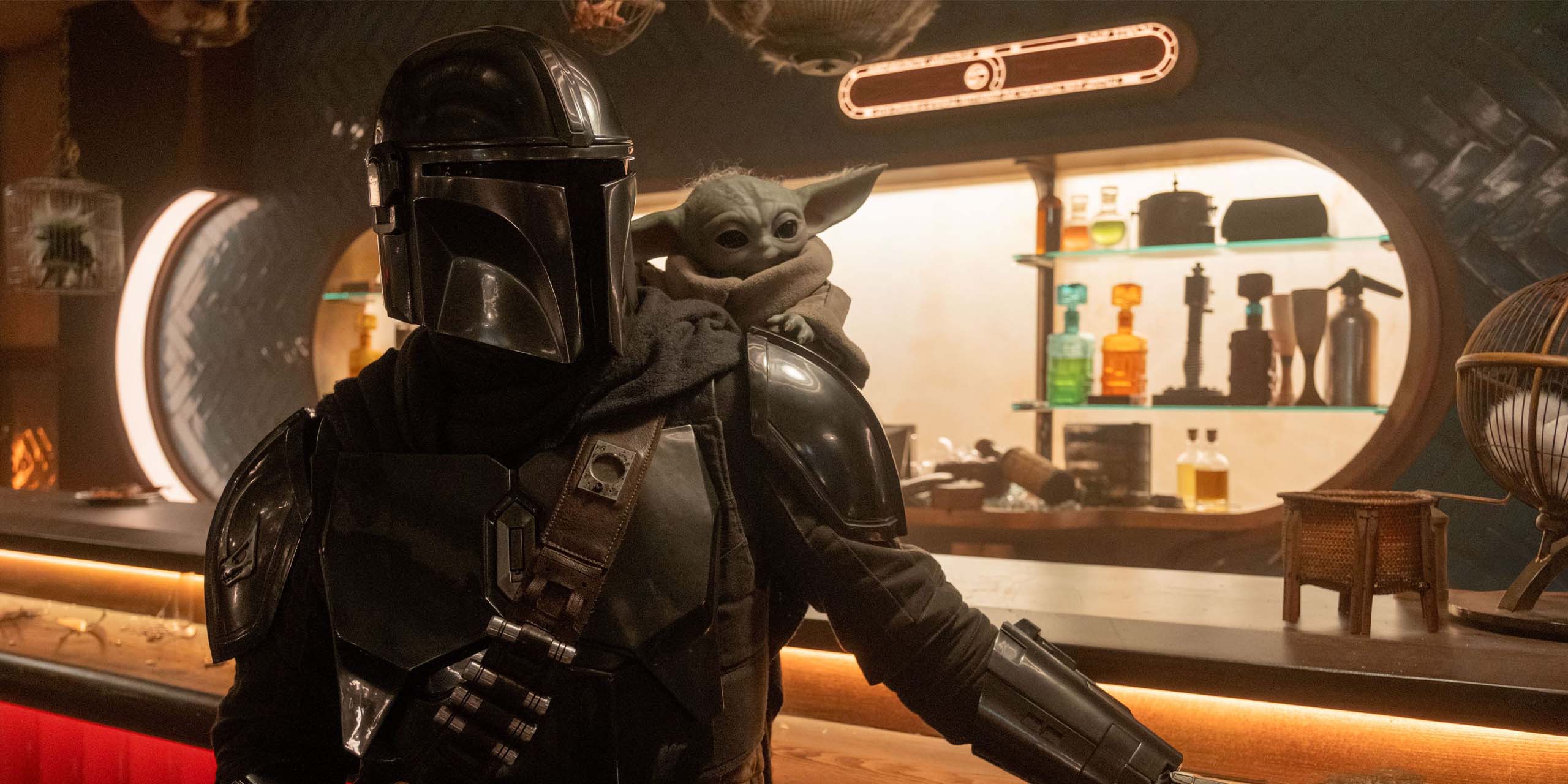 Din Djarin et Grogu dans une cantina dans le film Star Wars: The Mandalorian and Grogu.