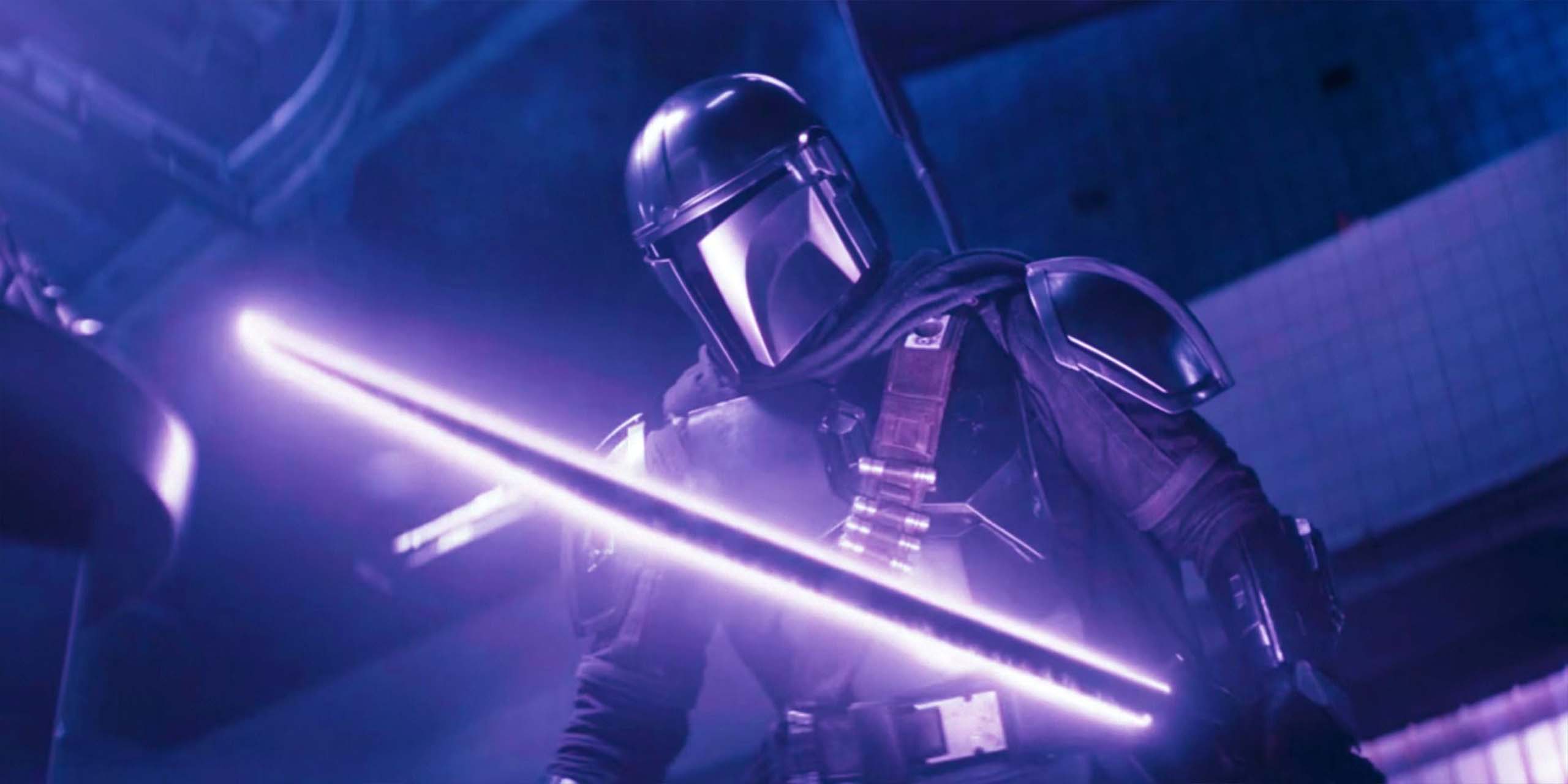 Djin Djardin tenant le fameux Sabre Noir dans The Mandalorian.