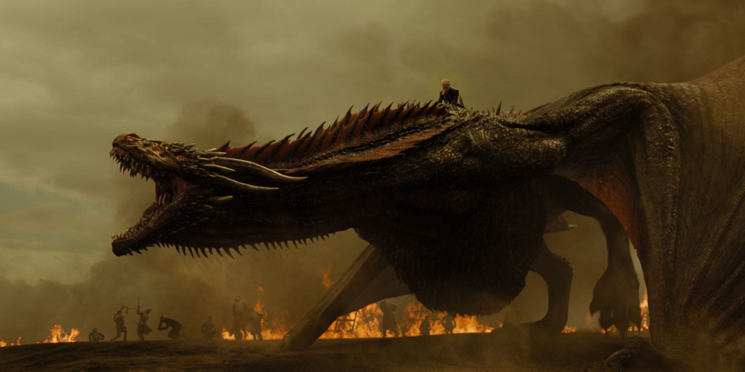 Daenerys Targaryen chevauchant un dragon dans Game of Thrones.