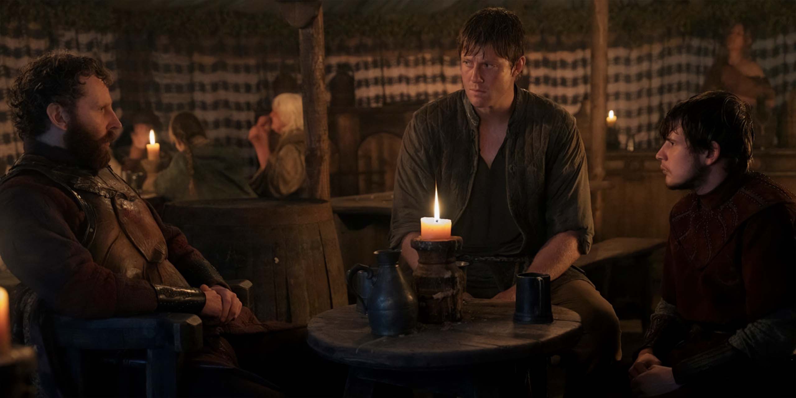Dunk (Peter Claffey) parle avec Steffon (Edward Ashley) et Raymun Shaun Thomas) dans A Knight of the Seven Kingdoms