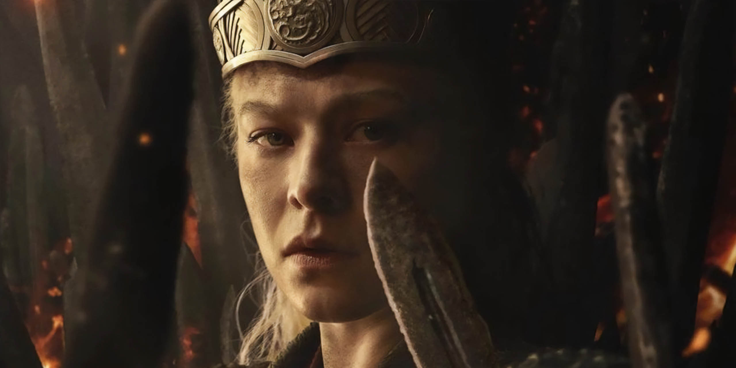 Emma d'Arcy dans le rôle de la reine Rhaenyra Targaryen, assise sur le trône de Fer, dans la saison 3 de House of the Dragon.