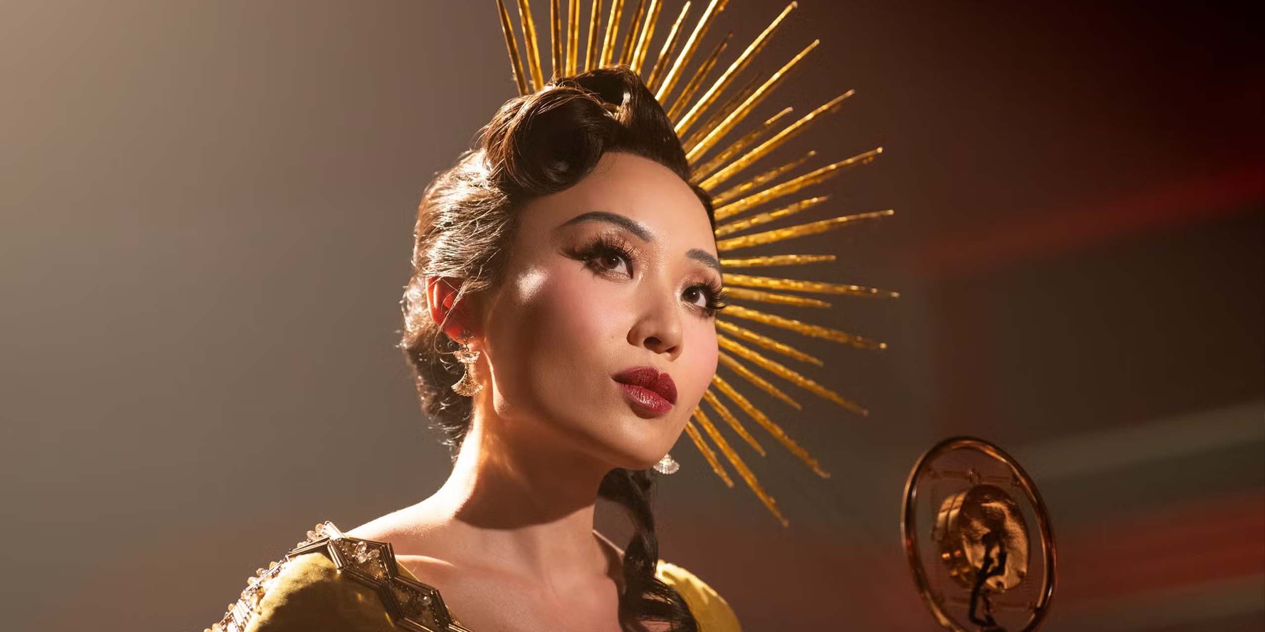 Li Jun Li dans le rôle de Cat Hardy dans Spider-Noir.