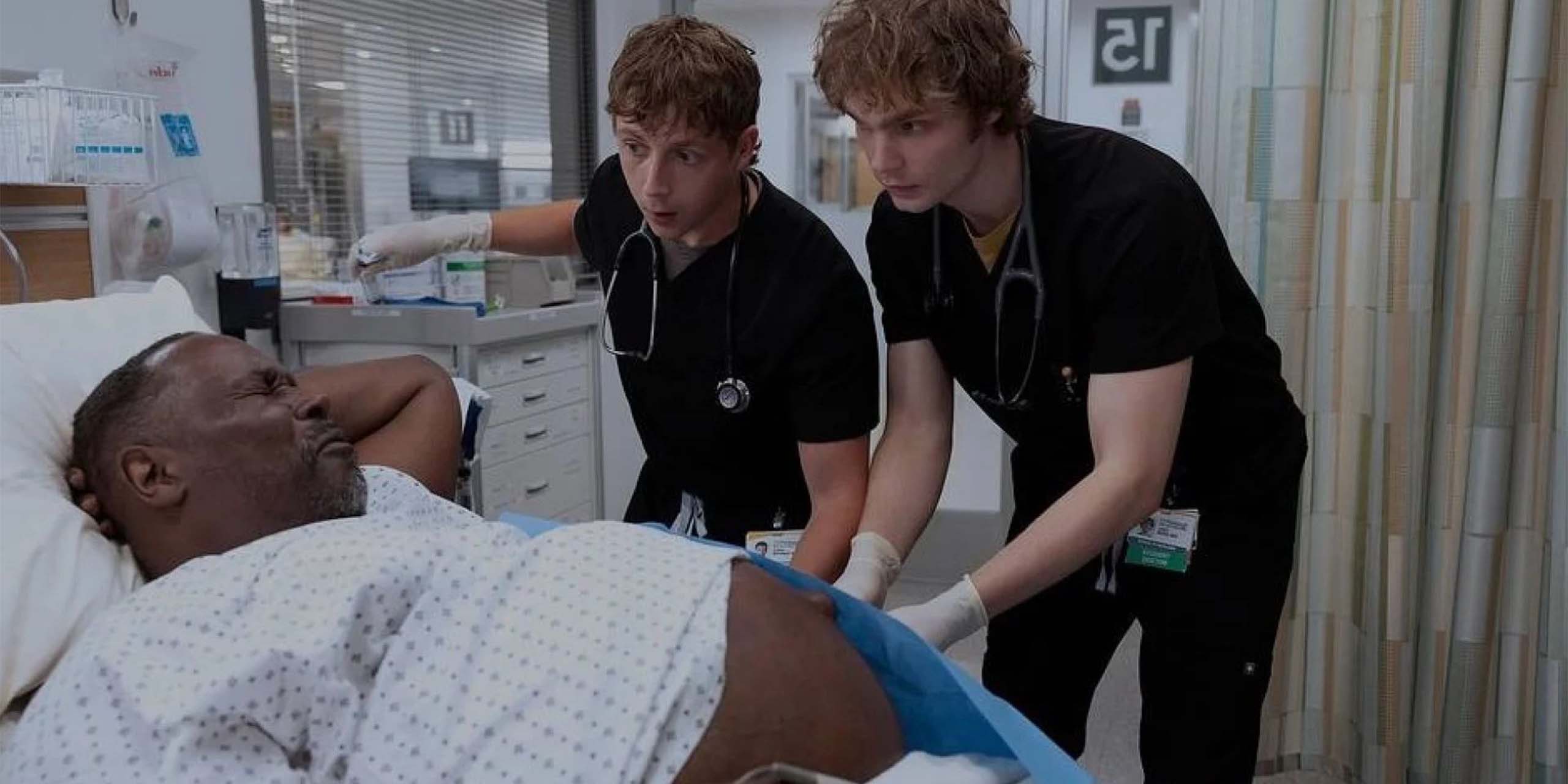 Louie entouré des docteurs Whitaker et Ogilvie dans la saison 2 de The Pitt.