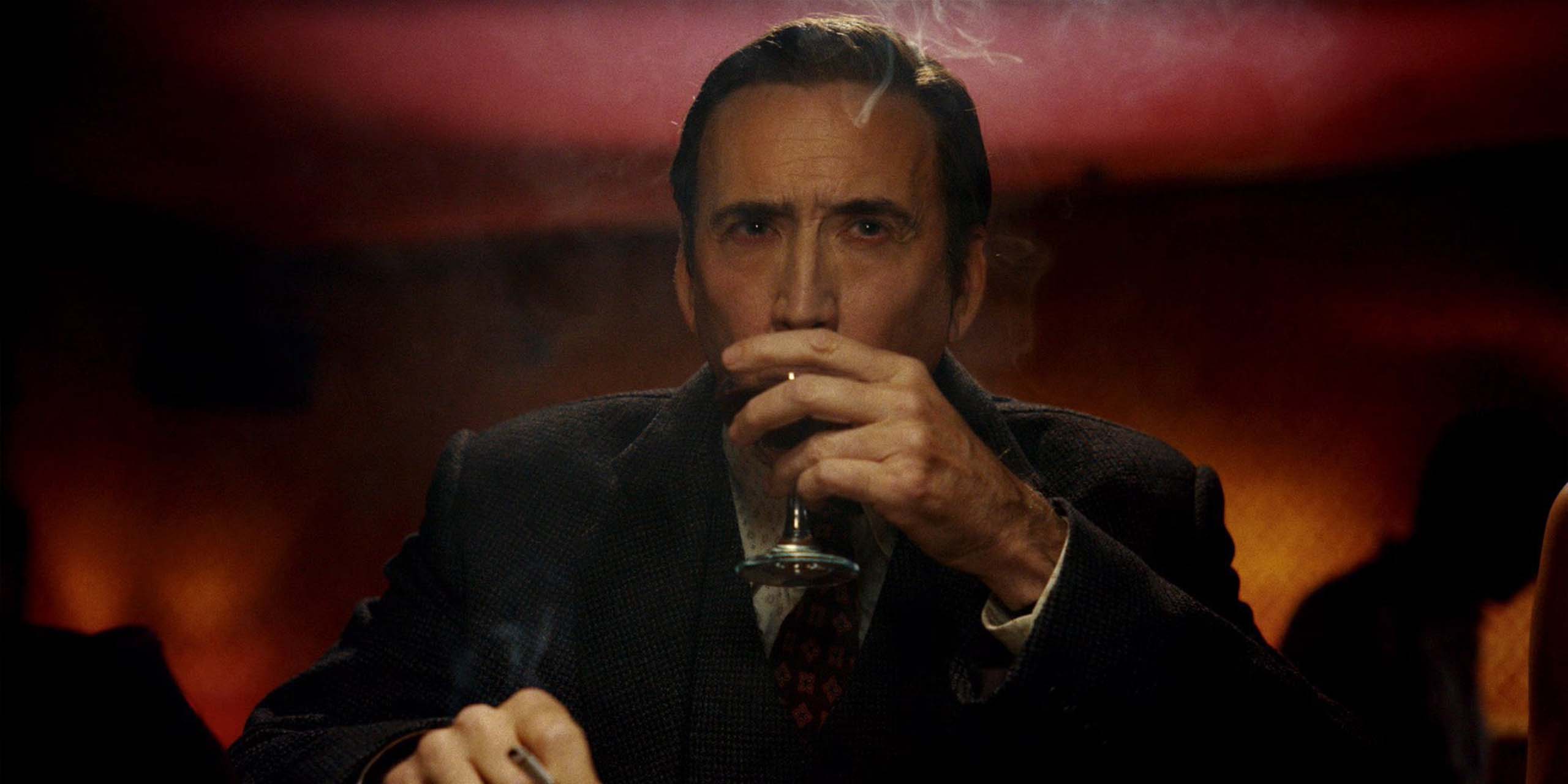 Nicolas Cage dans le rôle de Ben Reilly dans une boîte de nuit dans Spider-Noir (version couleurs).