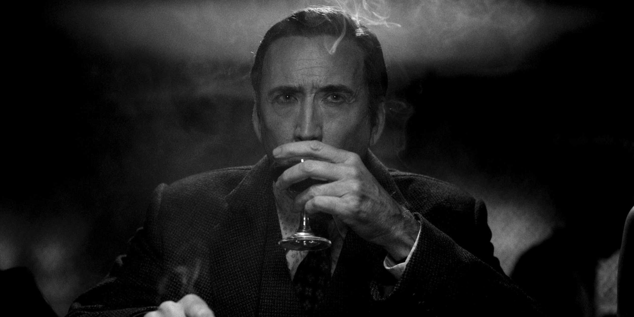 Nicolas Cage dans le rôle de Ben Reilly dans une boîte de nuit dans Spider-Noir (version noir & blanc).