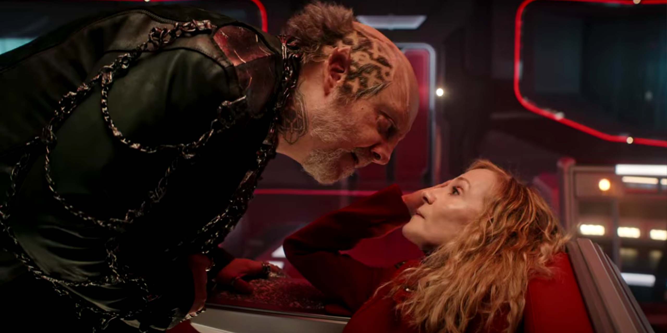 Nus Braka (Paul Giamatti) confronte Capitaine Nahla Ake (Holly Hunter) dans Star Trek: Starfleet Academy.