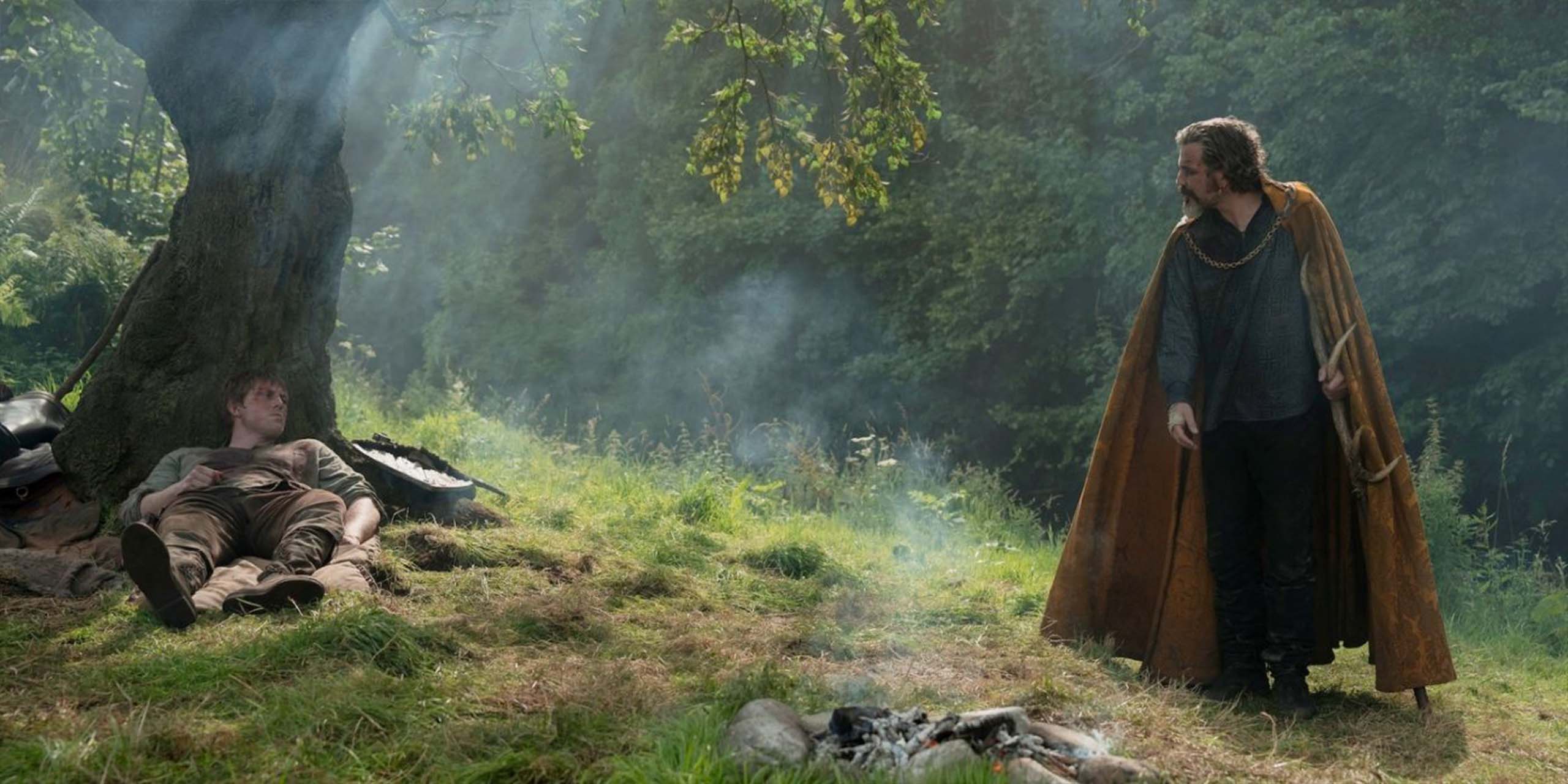 Lyonel Baratheon (Daniel Ings) rend visite à Dunk (Peter Claffey) blessé, dans le final de A Knight of the Seven Kingdoms