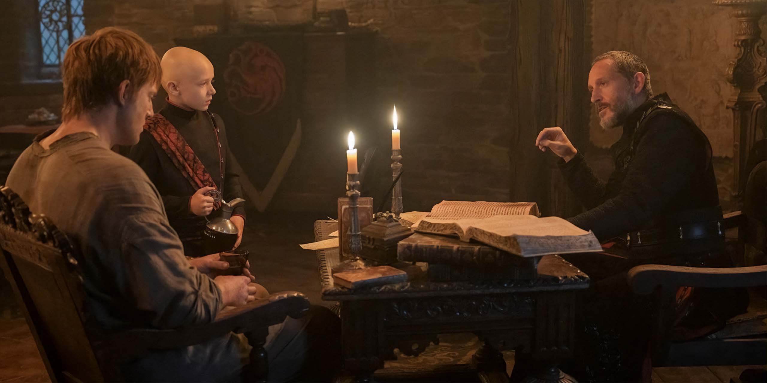 Dunk (Peter Claffey) parle avec Œuf (Dexter Sol Ansell) et Baelor (Bertie Carvel) dans A Knight of the Seven Kingdoms.