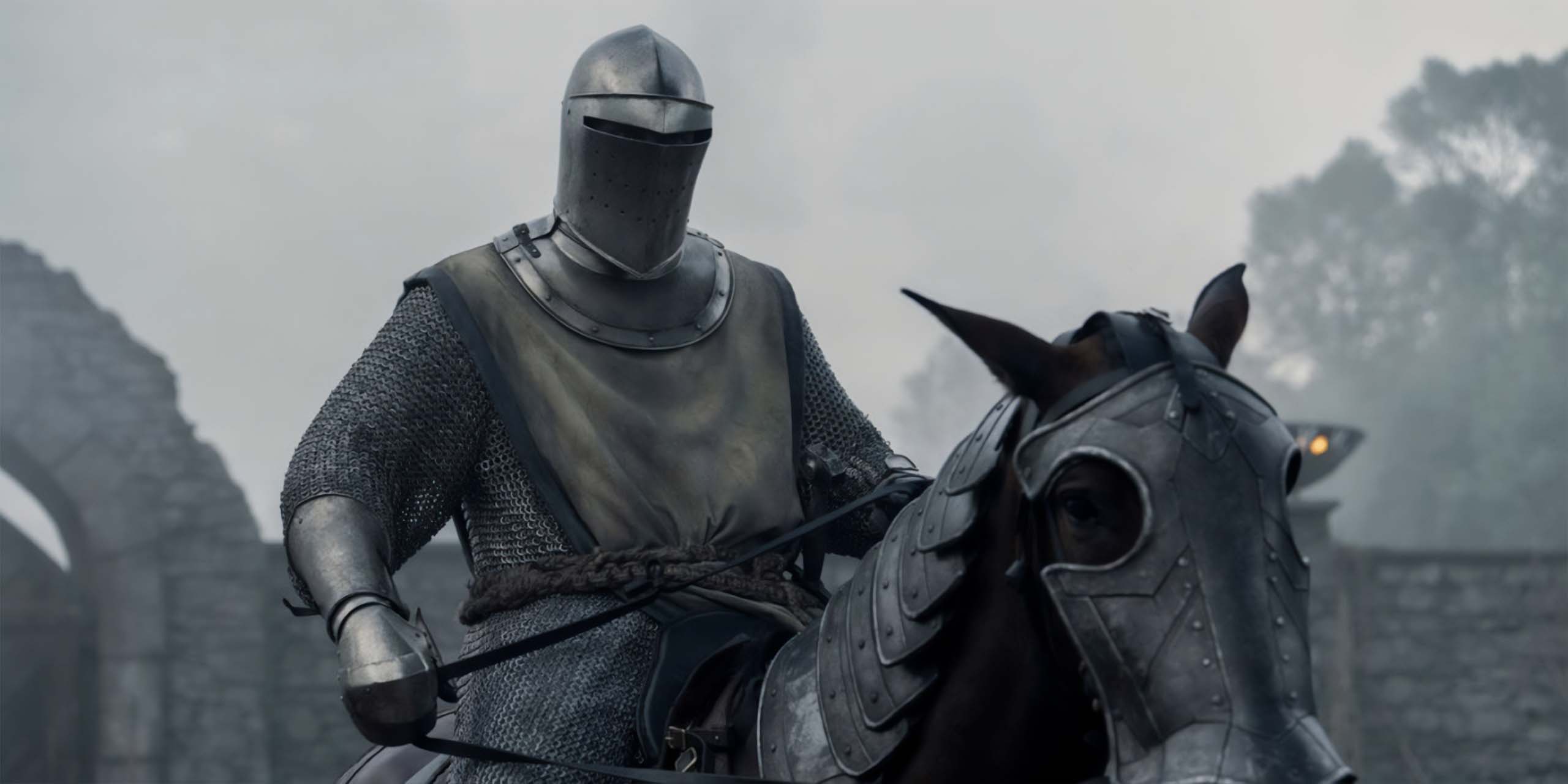 Dunk (Peter Claffey) à cheval, en armure complète dans l'épisode 5 de A Knight of the Seven Kingdoms.