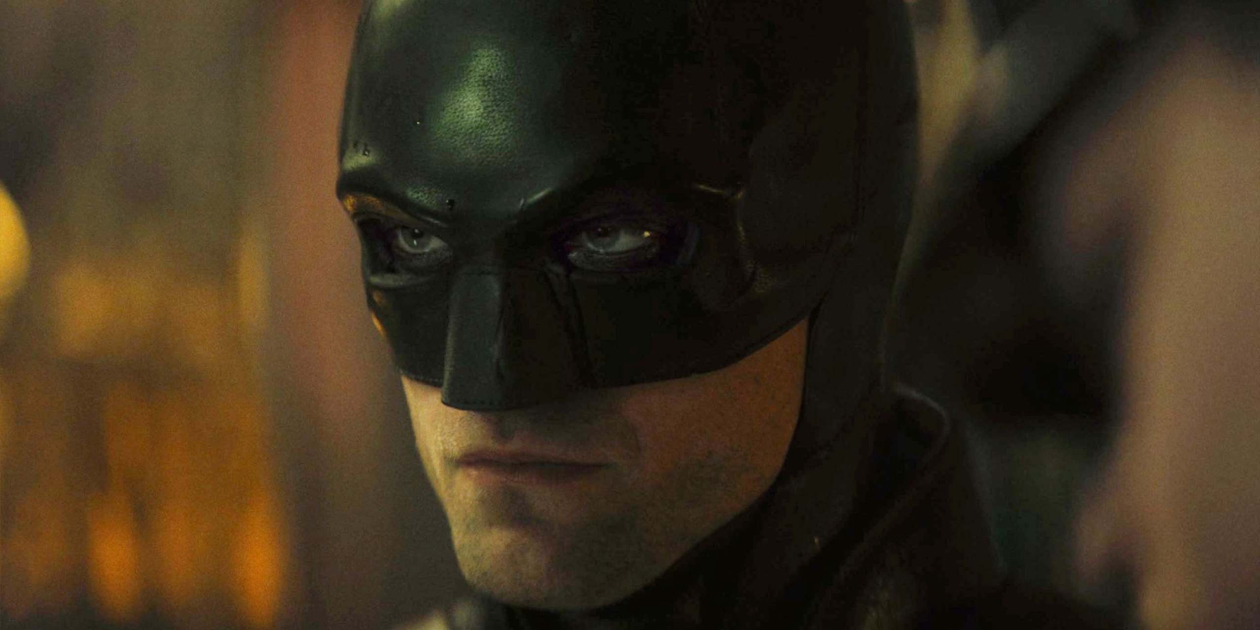 Bruce Wayne (Robert Pattinson) sous le masque dans The Batman.