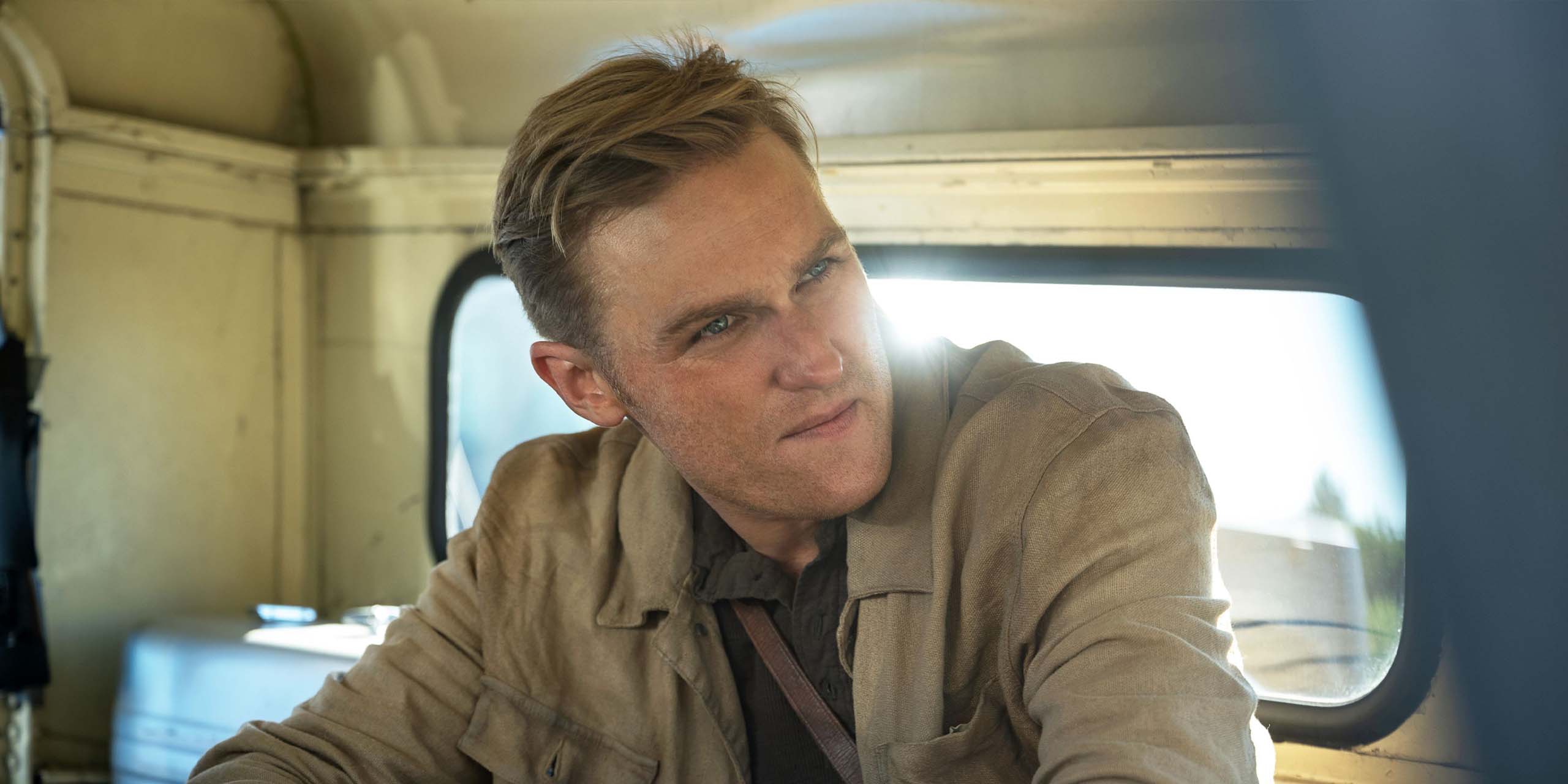 Wyatt Russell regardant de côté dans Monarch: Legacy of Monsters