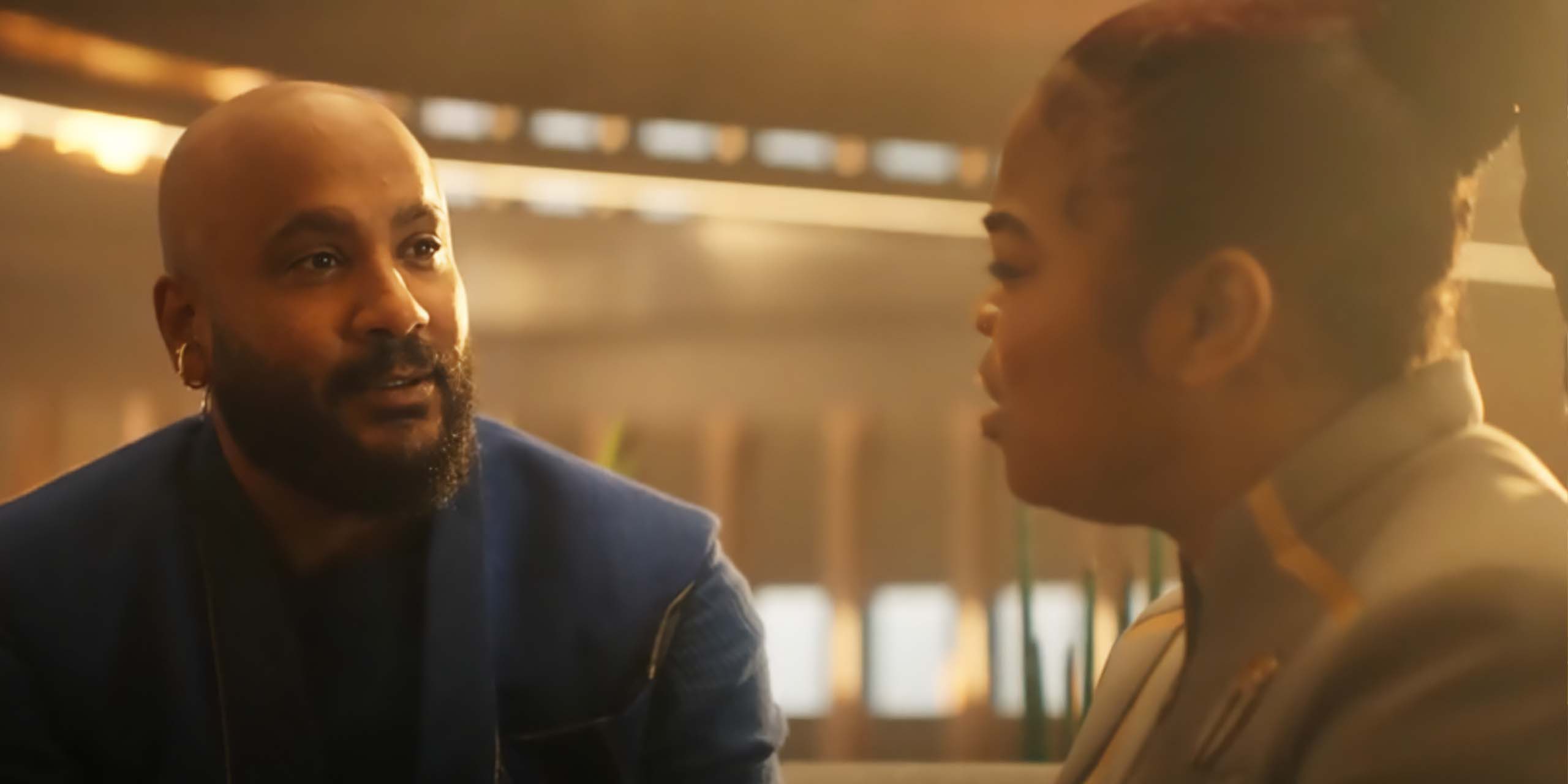 Captain Benjamin Sisko (Avery Brooks) et SAM (Kerrice Brooks) discutent dans Star Trek: Starfleet Academy.