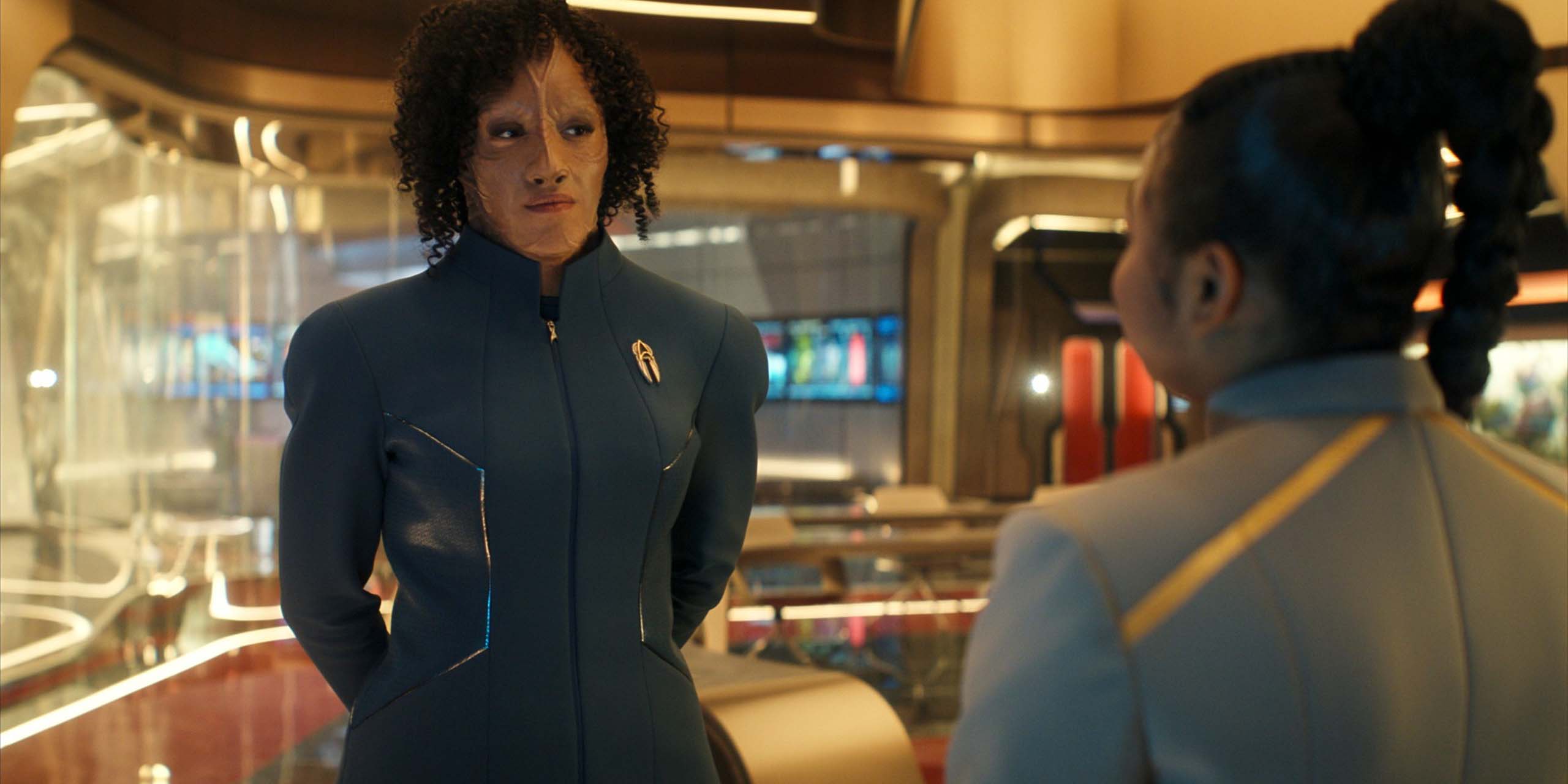 La la professeure cardassienne Illa Dax et SAM dans Star trek: Starfleet Academy.