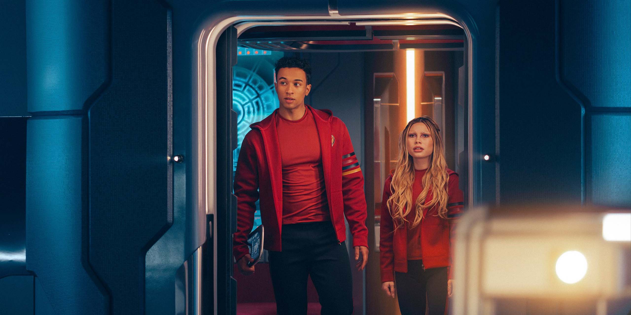 Sandro Rosta (Caleb) et Bella Shepard (Genesis) dans l'épisode 7 de la saison 1 de Star Trek : Starfleet Academy.