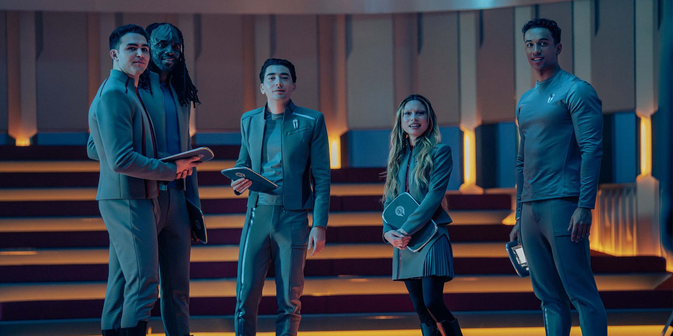 George Hawkins (Darem), Karim Diané (Jay-Den), Romeo Carere (Ocam), Bella Shepard (Genesis) et Sandro Rosta (Caleb) dans l'épisode 8 de la saison 1 de Star Trek : Starfleet Academy