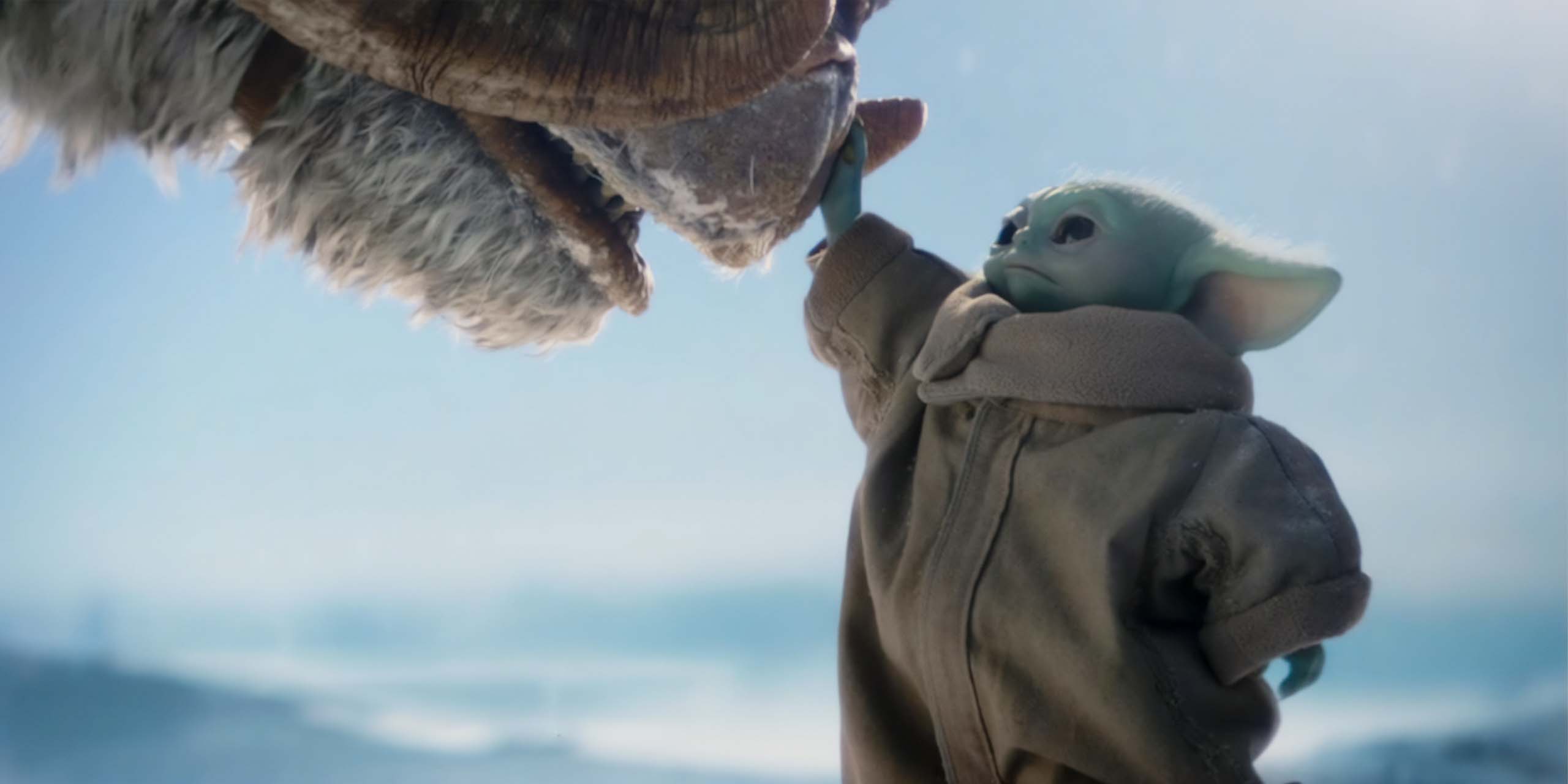 Grogu touchant le museau d'un Tauntaun dans The Mandalorian & Grogu.