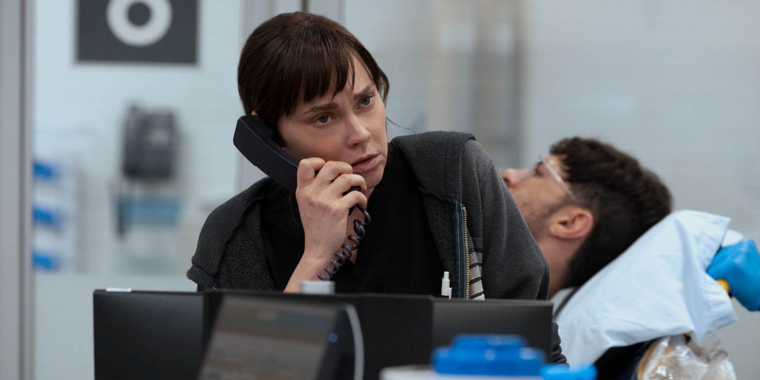 Cassie McKay (Fiona Dourif) au téléphone dans 'The Pitt'