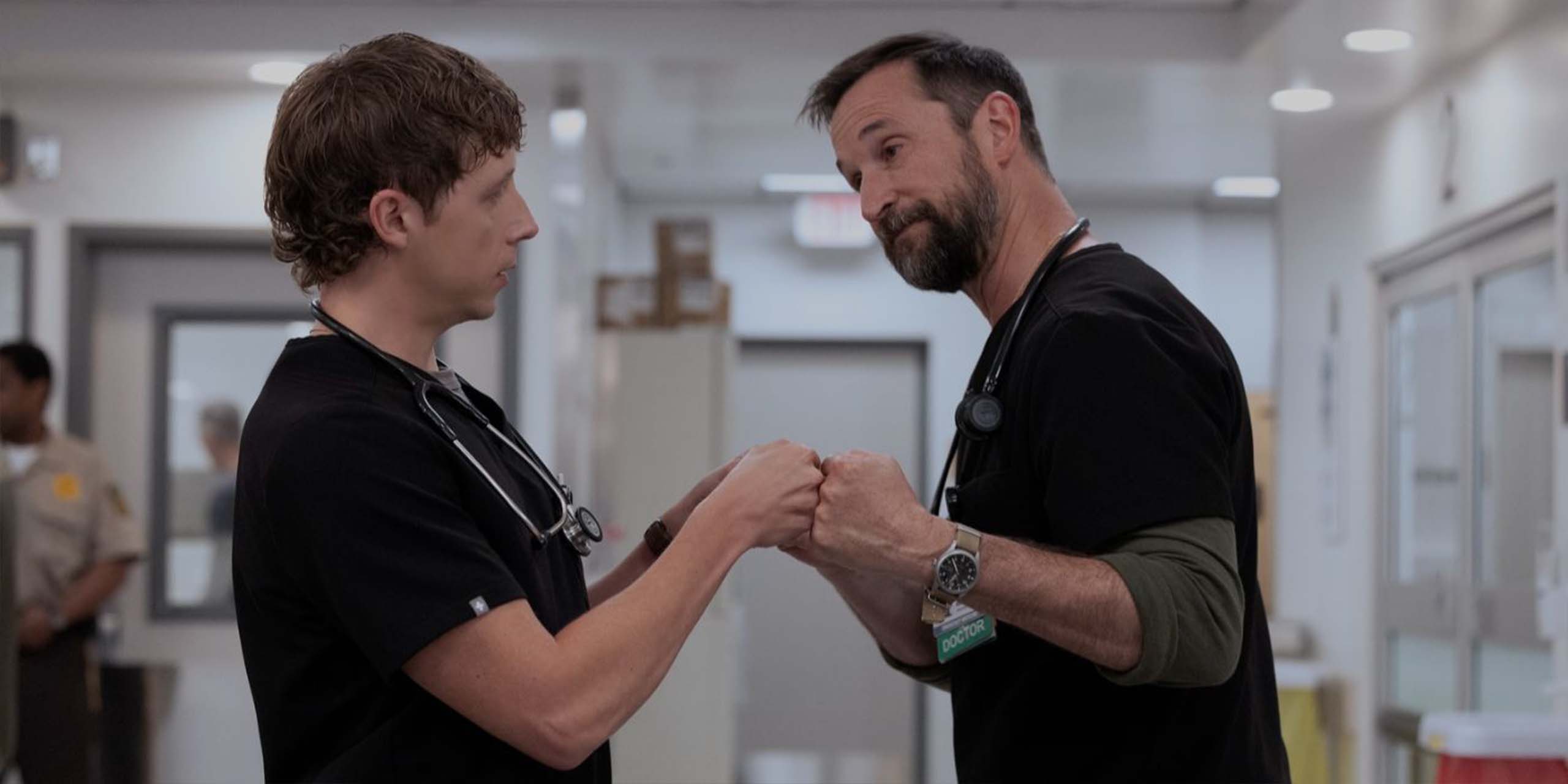 Un check entre Dennis Whitaker (Gerran Howell) et le Dr Robby (Noah Wyle) dans The Pitt.