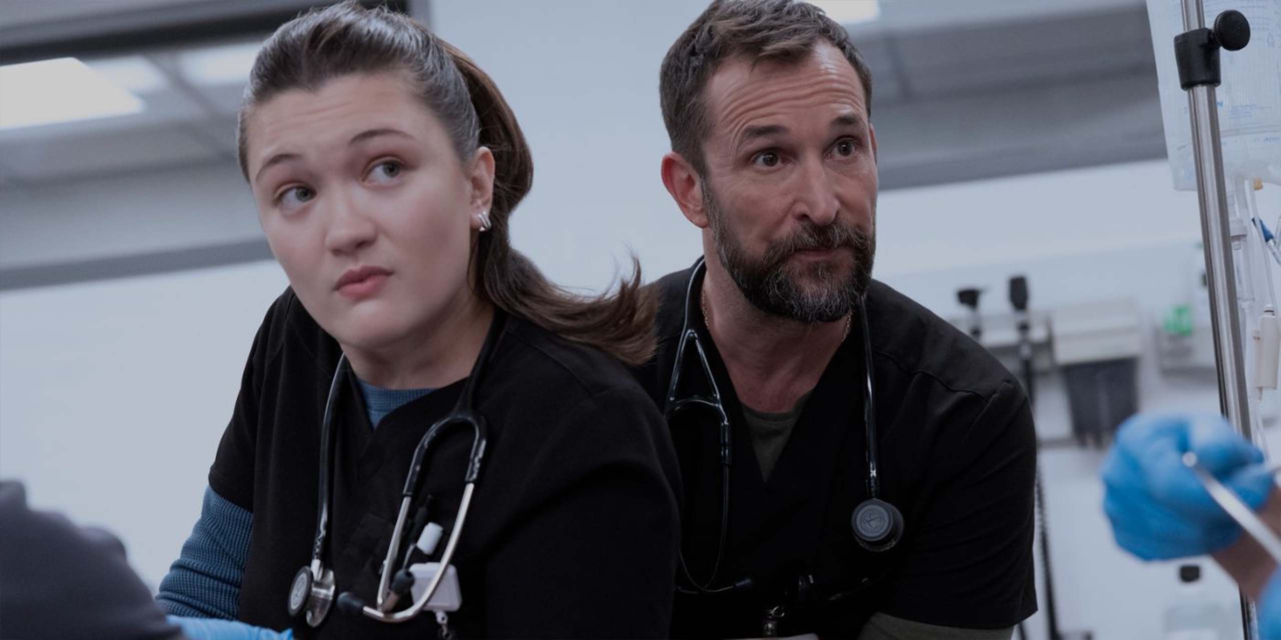 Trinity Santos (Isa Briones) et le Dr Robby (Noah Wyle) dans la saison 2 de The Pitt.