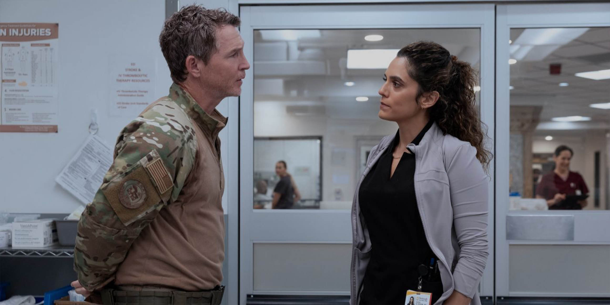 Jack Abbott (Shawn Hatosy) parle à Baran Al-Hashimi (Sepideh Moafi) dans 'The Pitt'