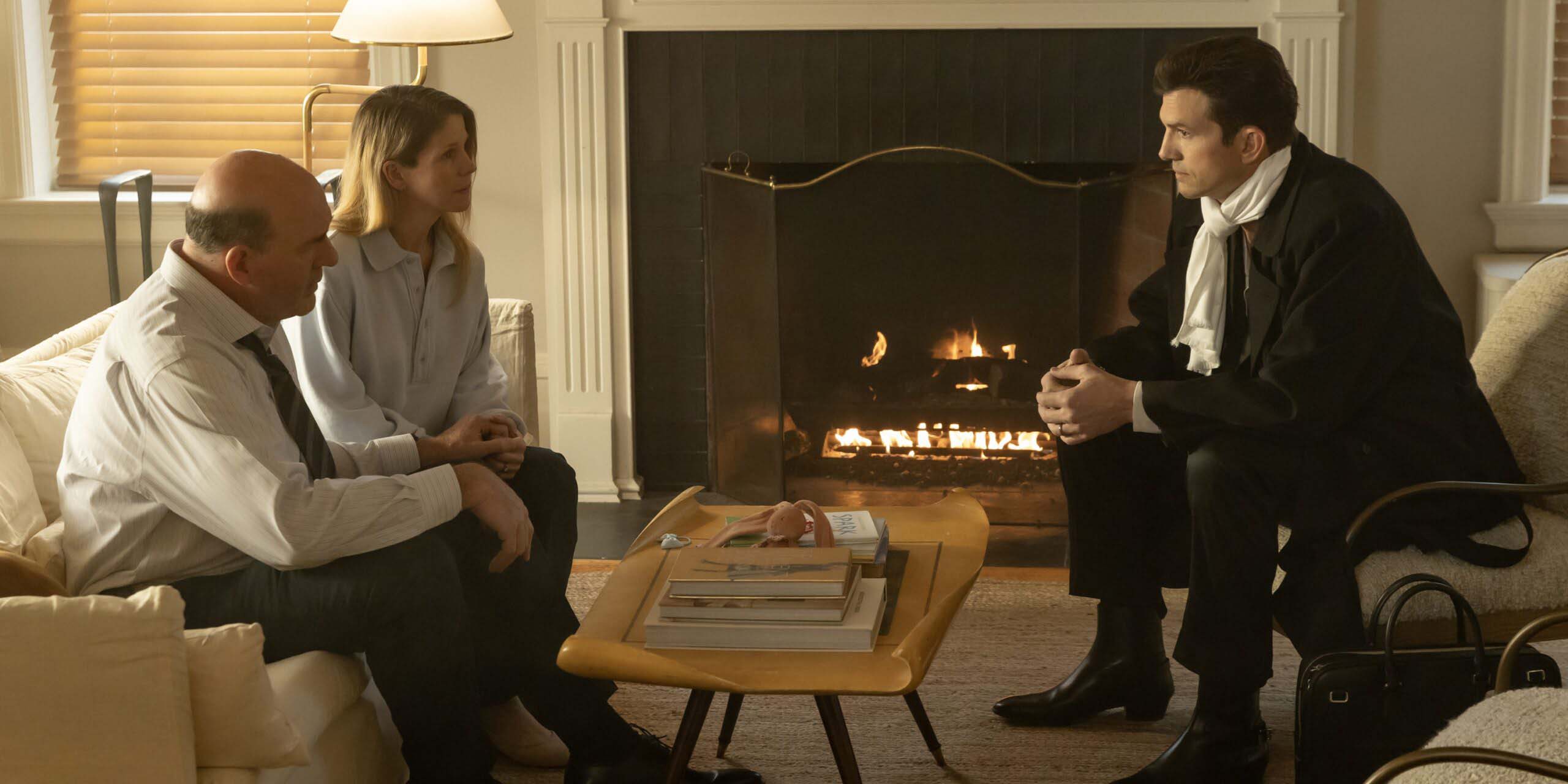 John Carroll Lynch (agent Meyer Williams), Kelli O’Hara (Juliana Williams), Ashton Kutcher (Byron Forst de The Corporation) dans The Beauty.