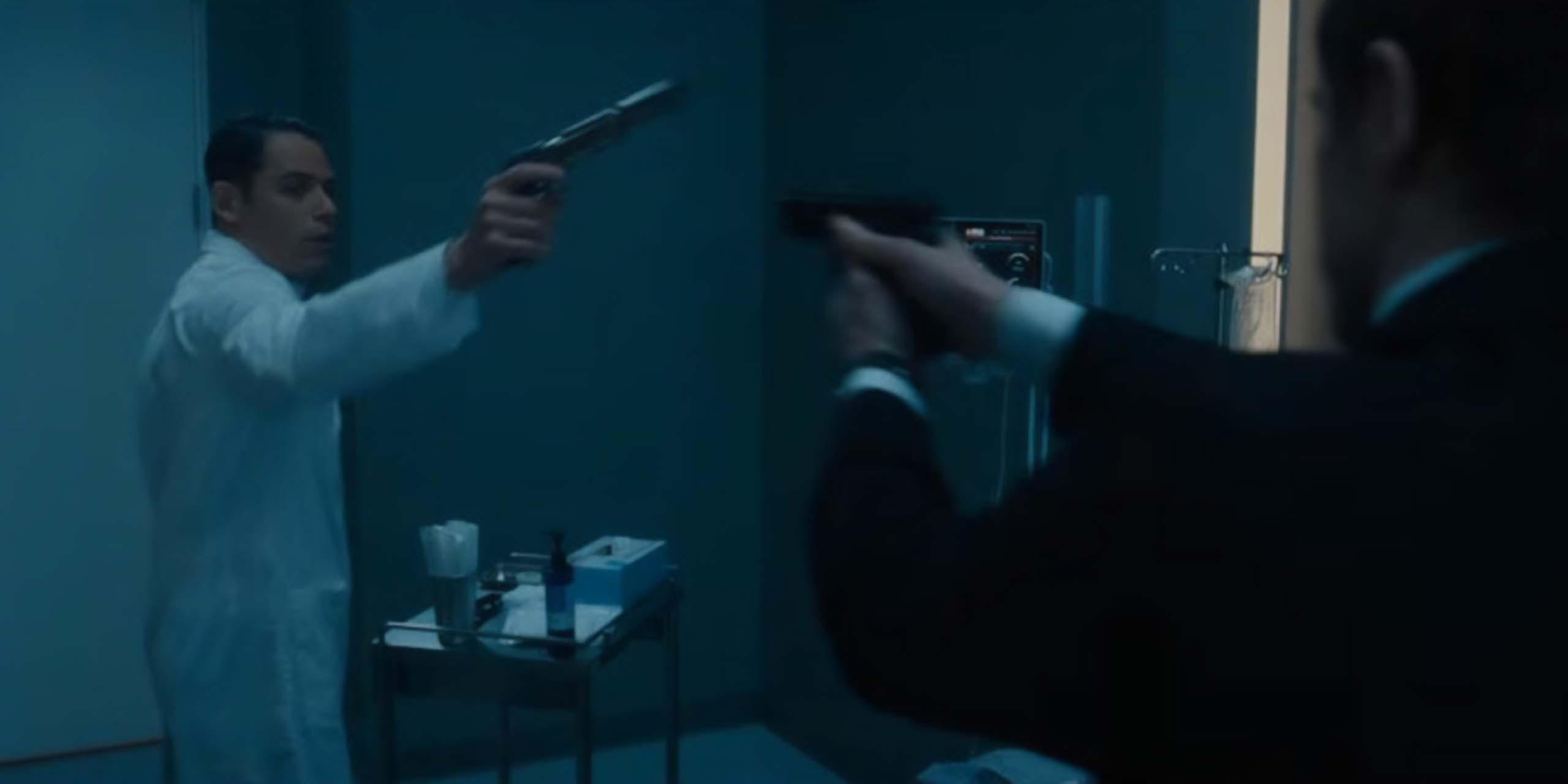 L'agent Cooper Madsen (Evan Peters) menace le scientifique du laboratoire de The Corporation dans The Beauty.
