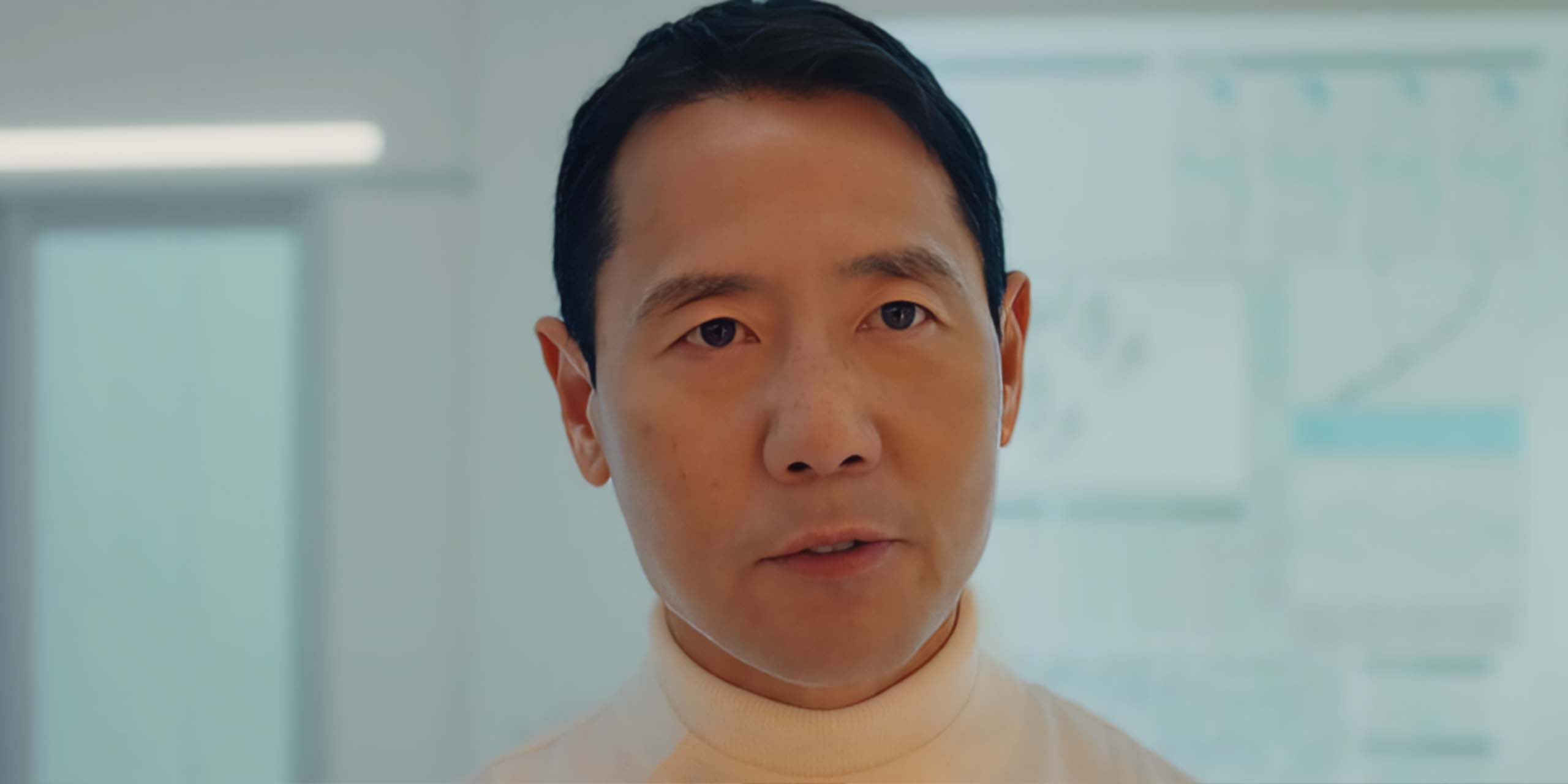 Le docteur Ray (Jon Jon Briones) dans The Beauty.