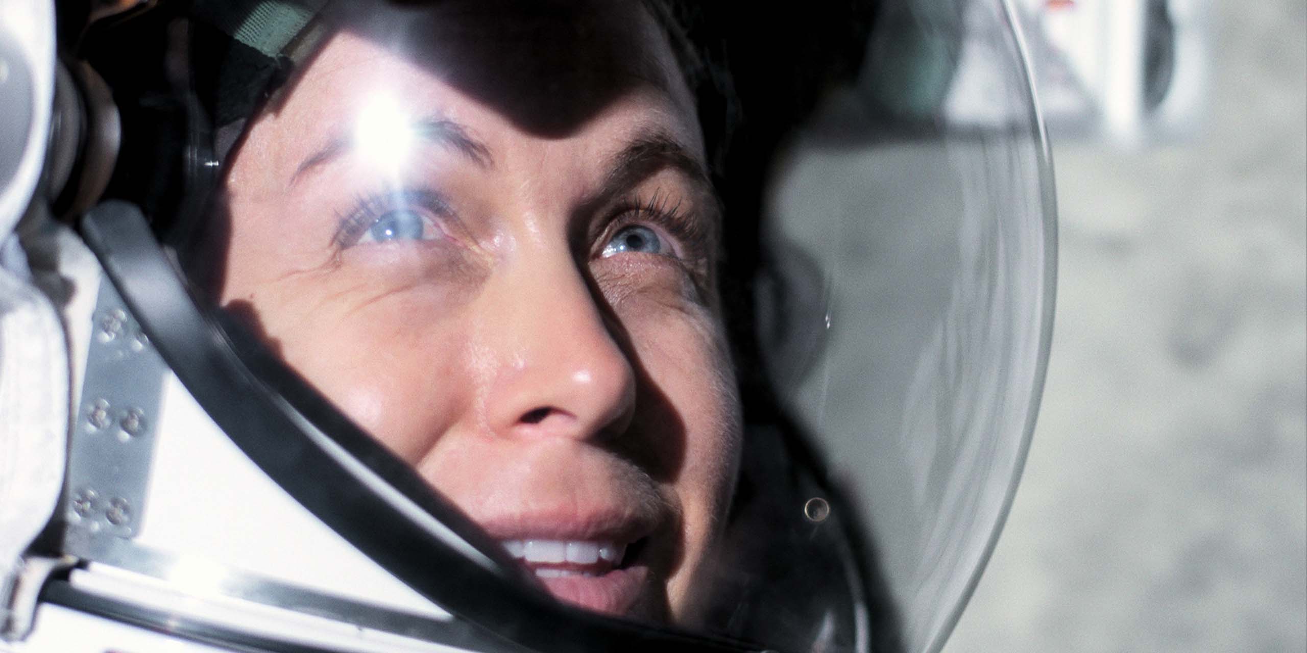 Sonya Walger dans le rôle de Molly Cobb en tenue d'astronaute, observant le soleil, dans la saison 2 de For All Mankind.