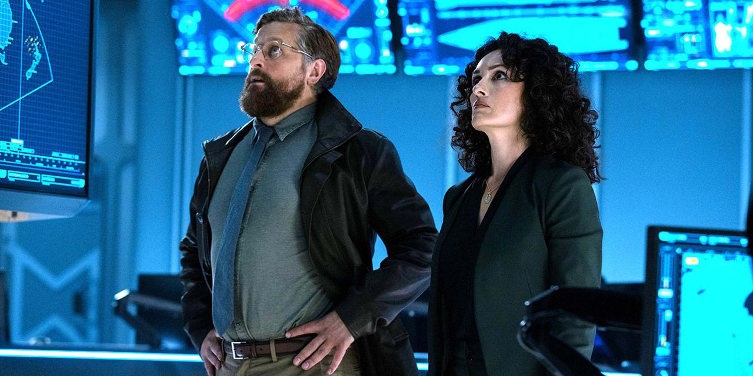 Tim (Joe Tippett) et Verdugo (Mirelly Taylor) regardent avec attention un écran dans Monarch : Legacy of Monsters saison 2