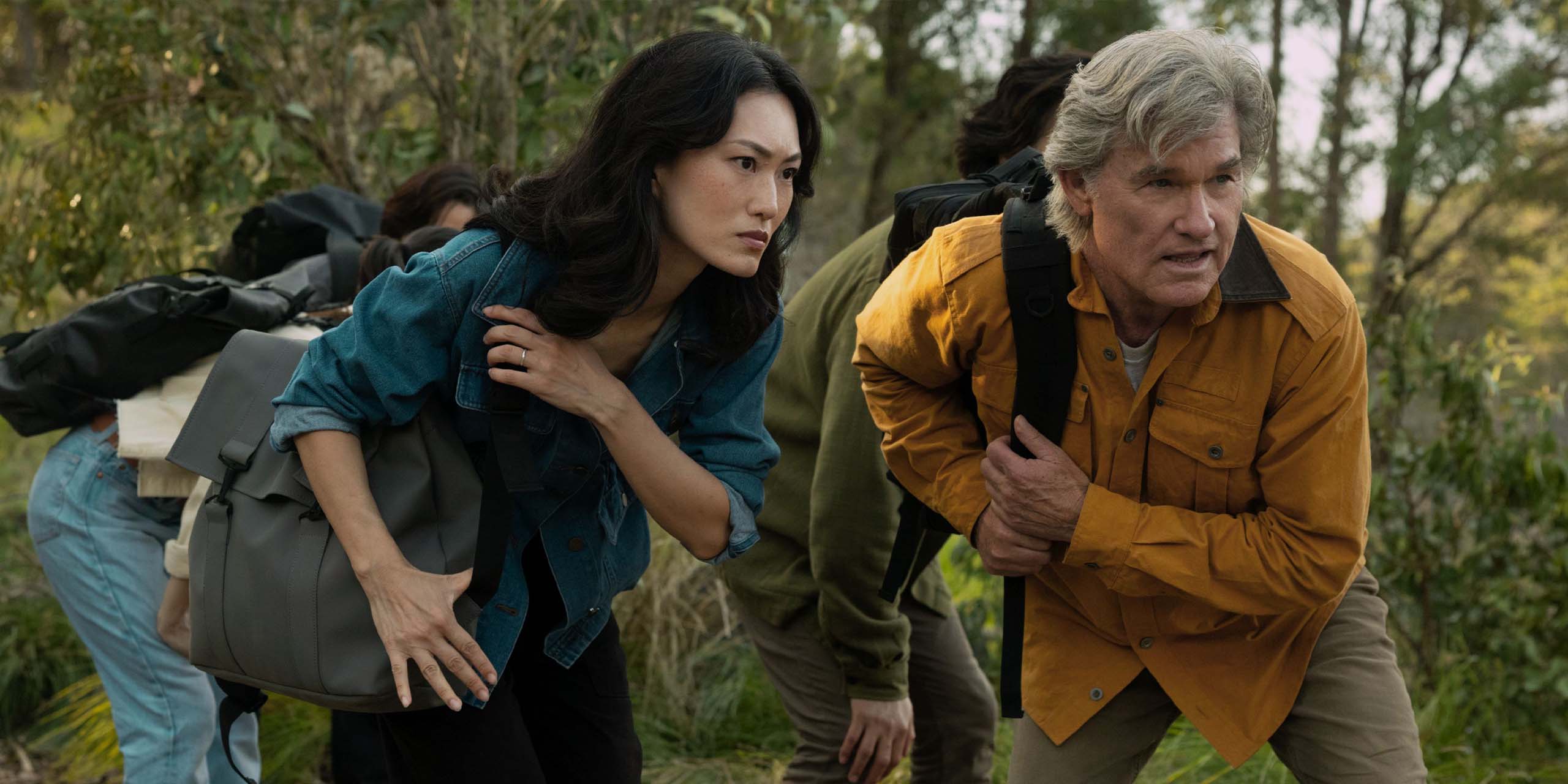 Keiko Miura et Lee Shaw observent quelque chose dans la jungle dans Monarch : Legacy of Monsters saison 2