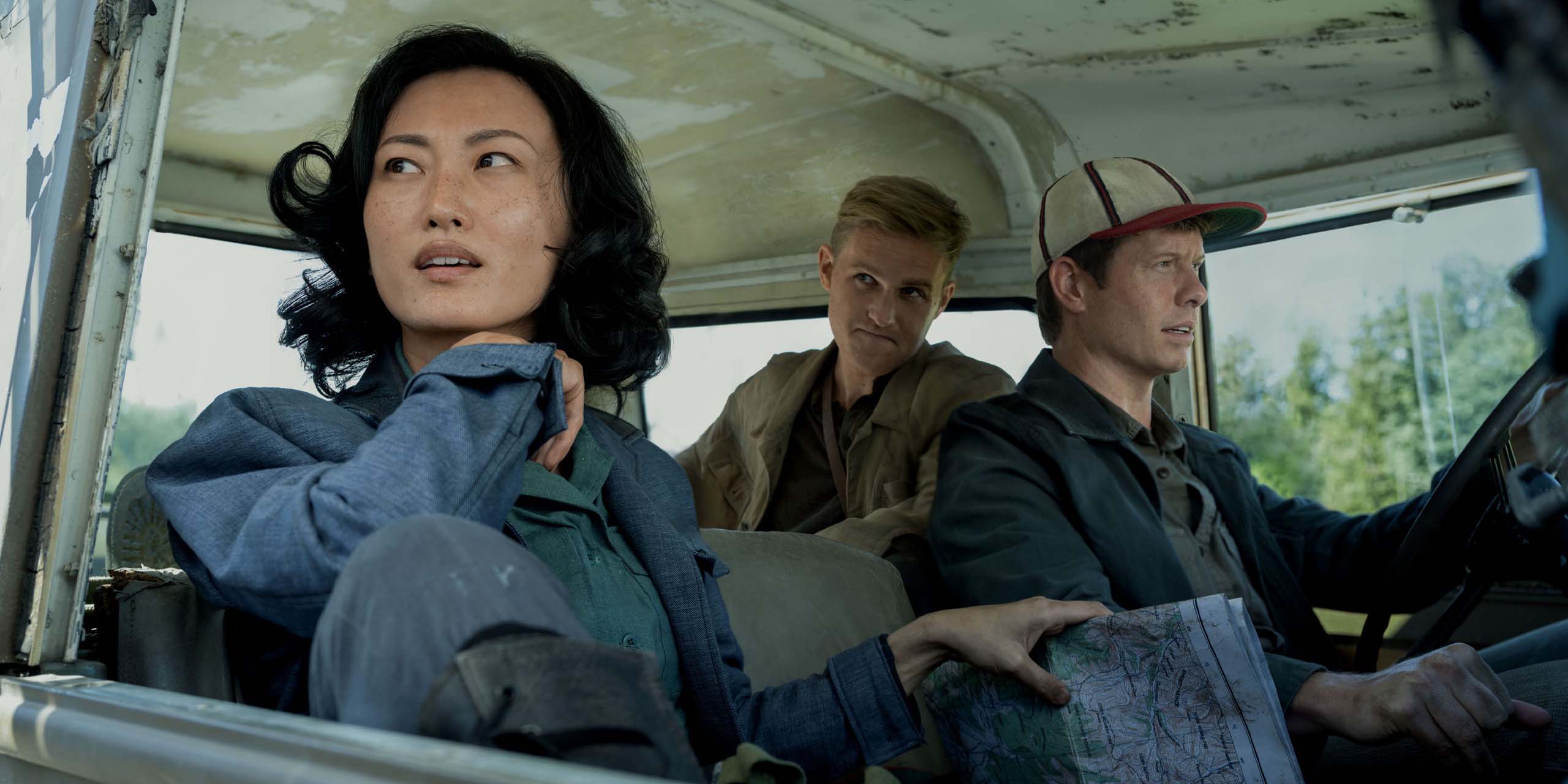 Keiko (Mari Yamamoto), Bill Randa (Anders Holm) et Lee Shaw (Wyatt Russell) voyagent en camion dans Monarch : Legacy of Monsters