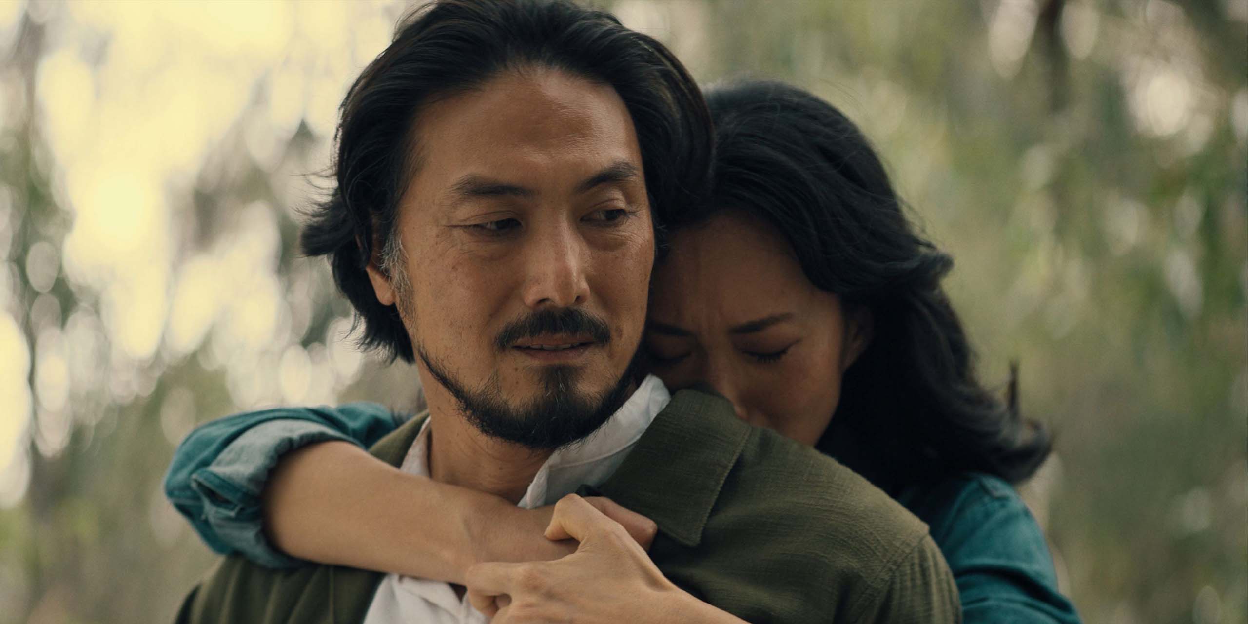 Keiko enlaçant Hiroshi par derrière dans la saison 2 de Monarch : Legacy of Monsters