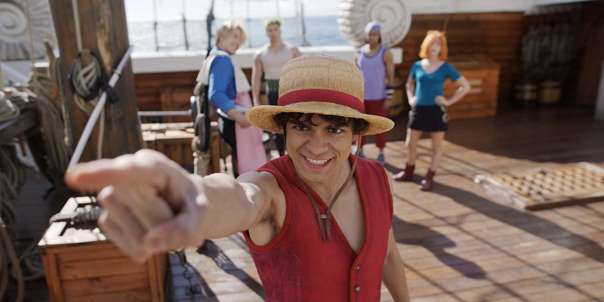  Inaki Godoy dans le rôle de Luffy pointant du doigt dans le film One Piece en prises de vues réelles.